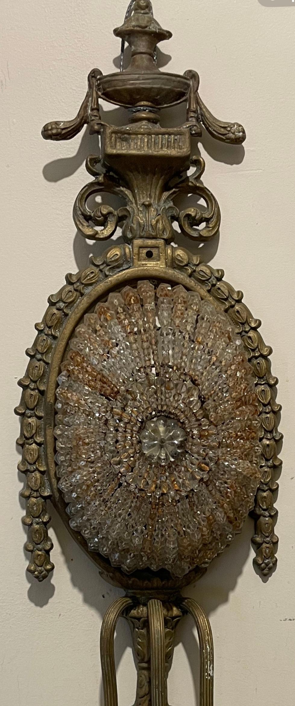 Coppia di lampade a tre bracci con cesto di perline in bronzo e cristallo in vendita 6
