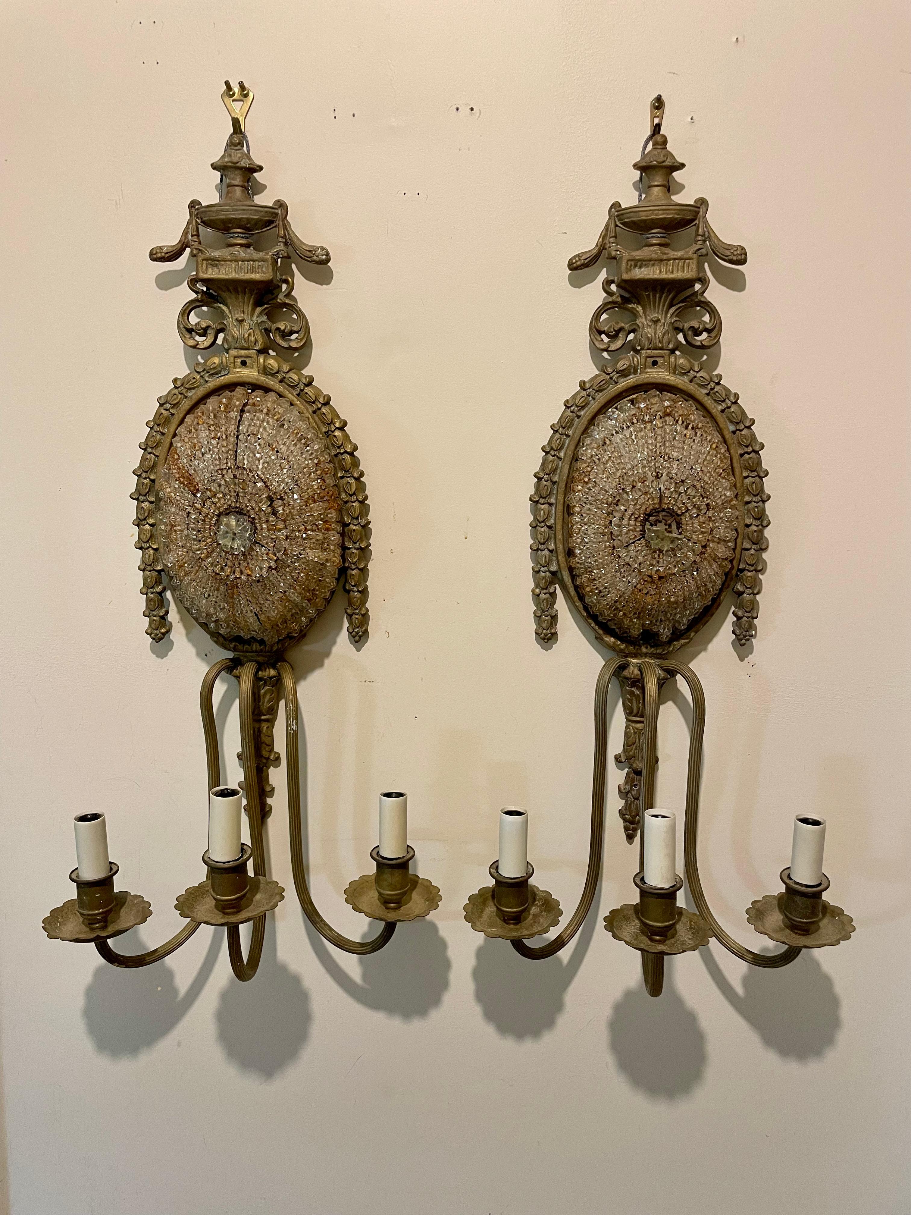 Hollywood Regency Coppia di lampade a tre bracci con cesto di perline in bronzo e cristallo in vendita