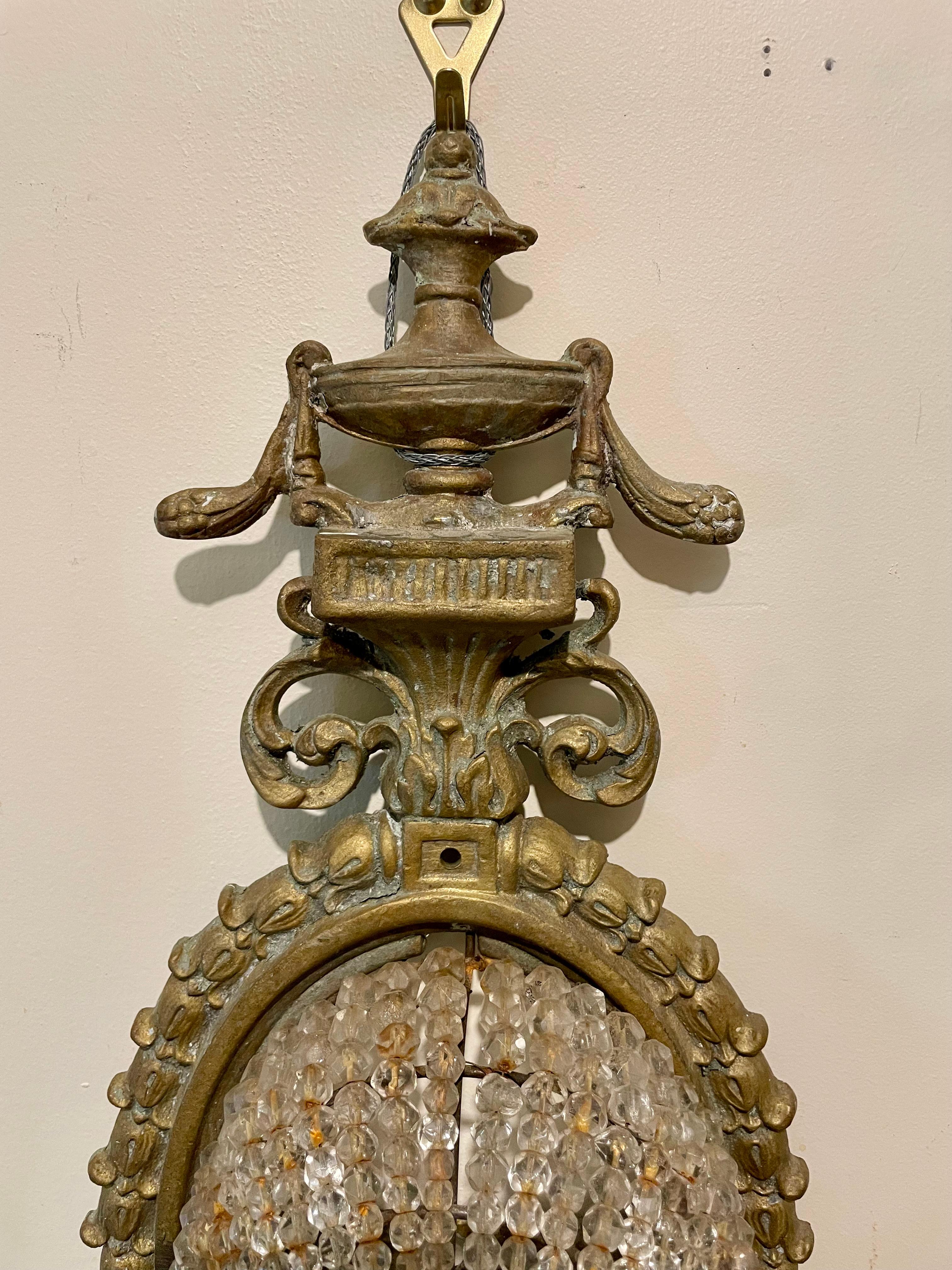 Sconosciuto Coppia di lampade a tre bracci con cesto di perline in bronzo e cristallo in vendita