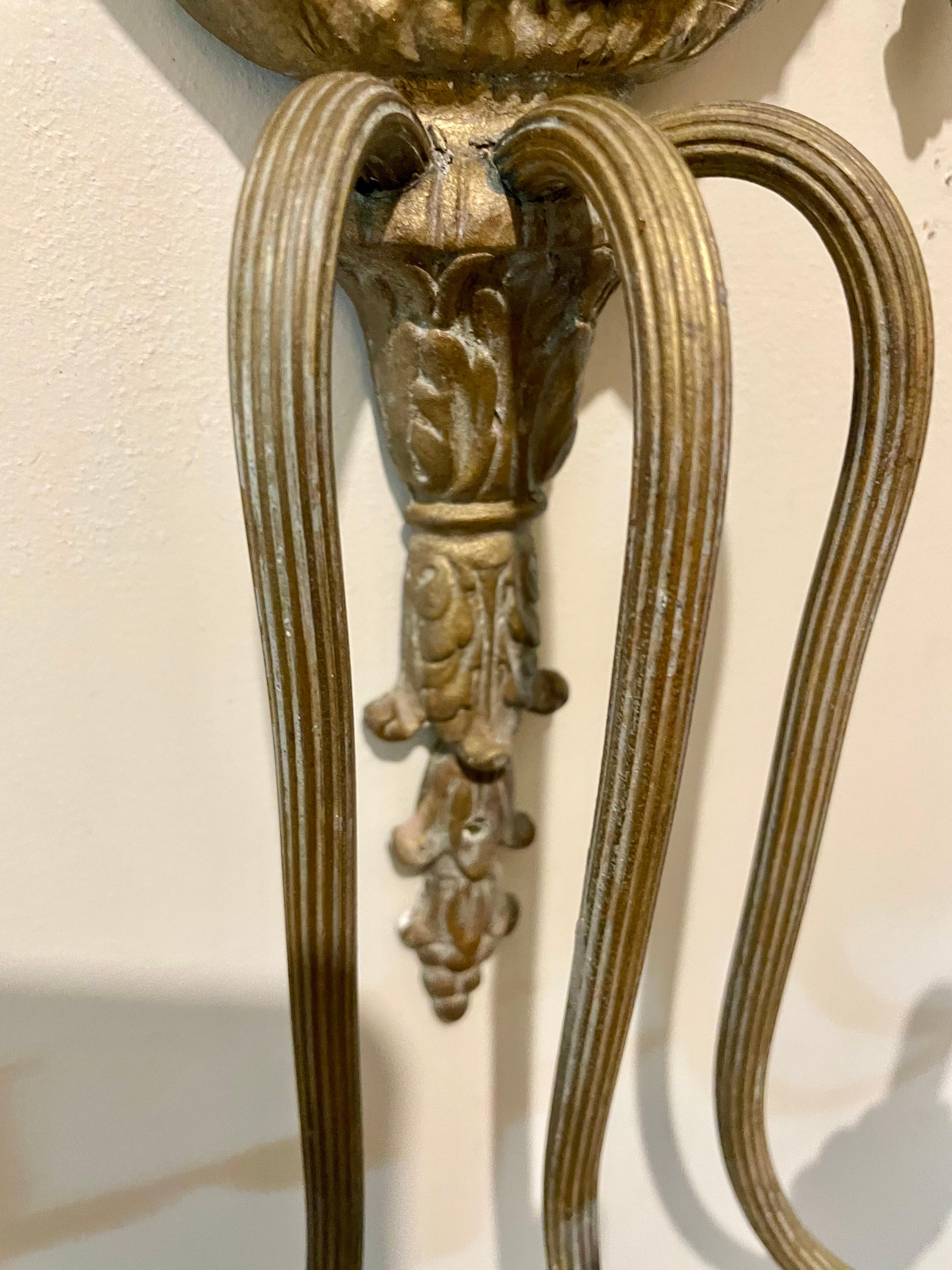 Coppia di lampade a tre bracci con cesto di perline in bronzo e cristallo In condizioni buone in vendita a New York, NY