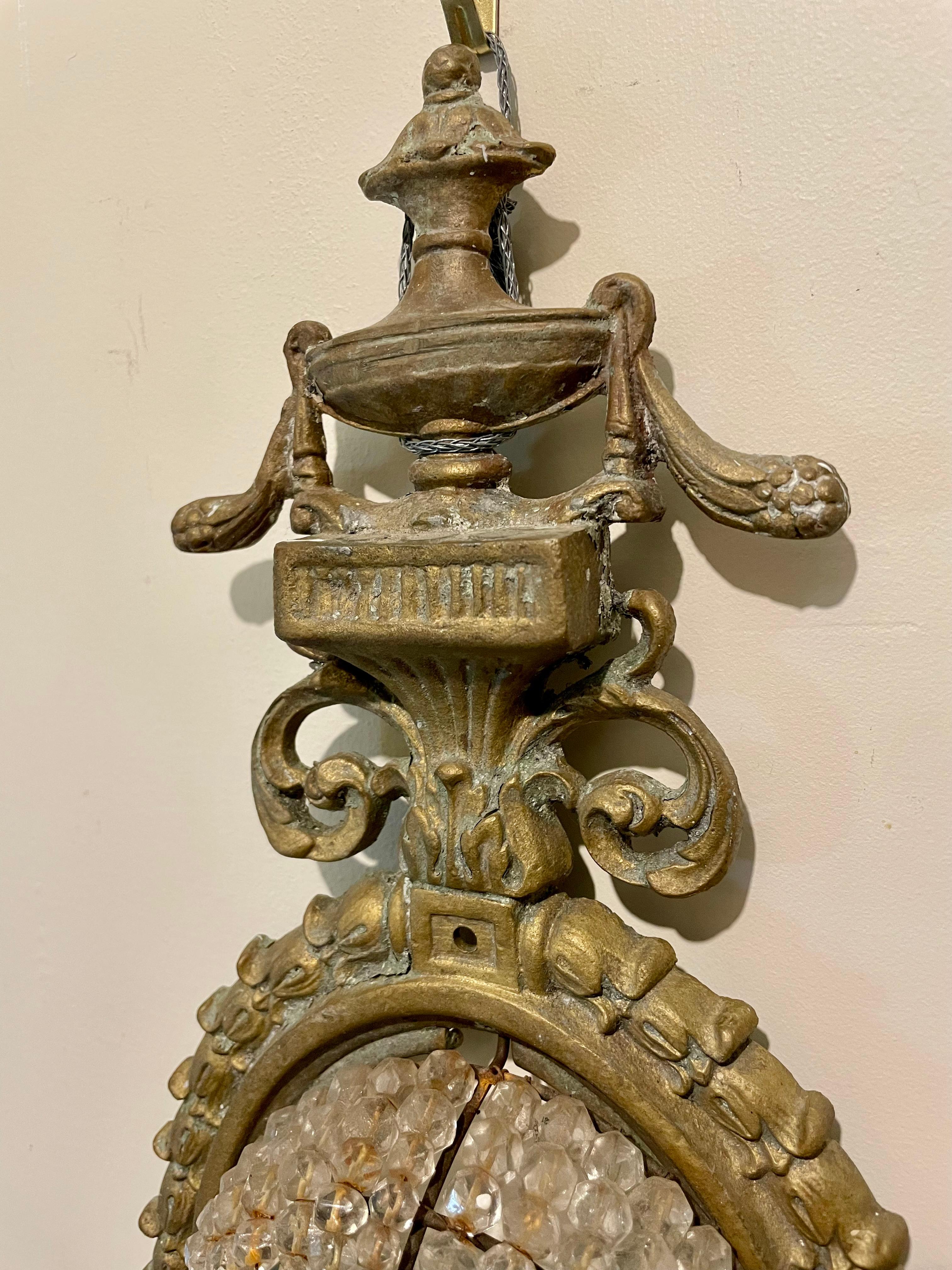 XX secolo Coppia di lampade a tre bracci con cesto di perline in bronzo e cristallo in vendita