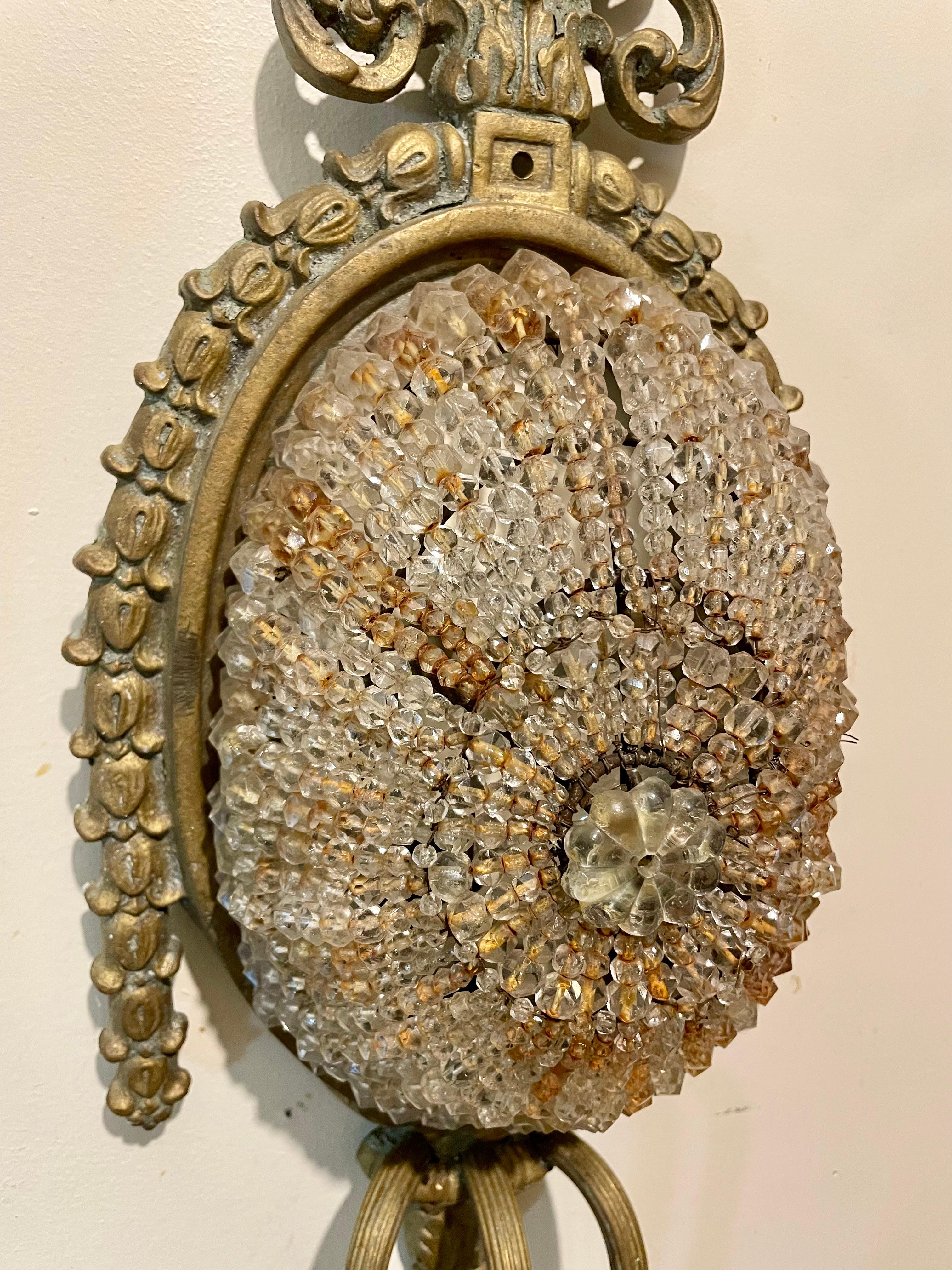 Coppia di lampade a tre bracci con cesto di perline in bronzo e cristallo in vendita 1