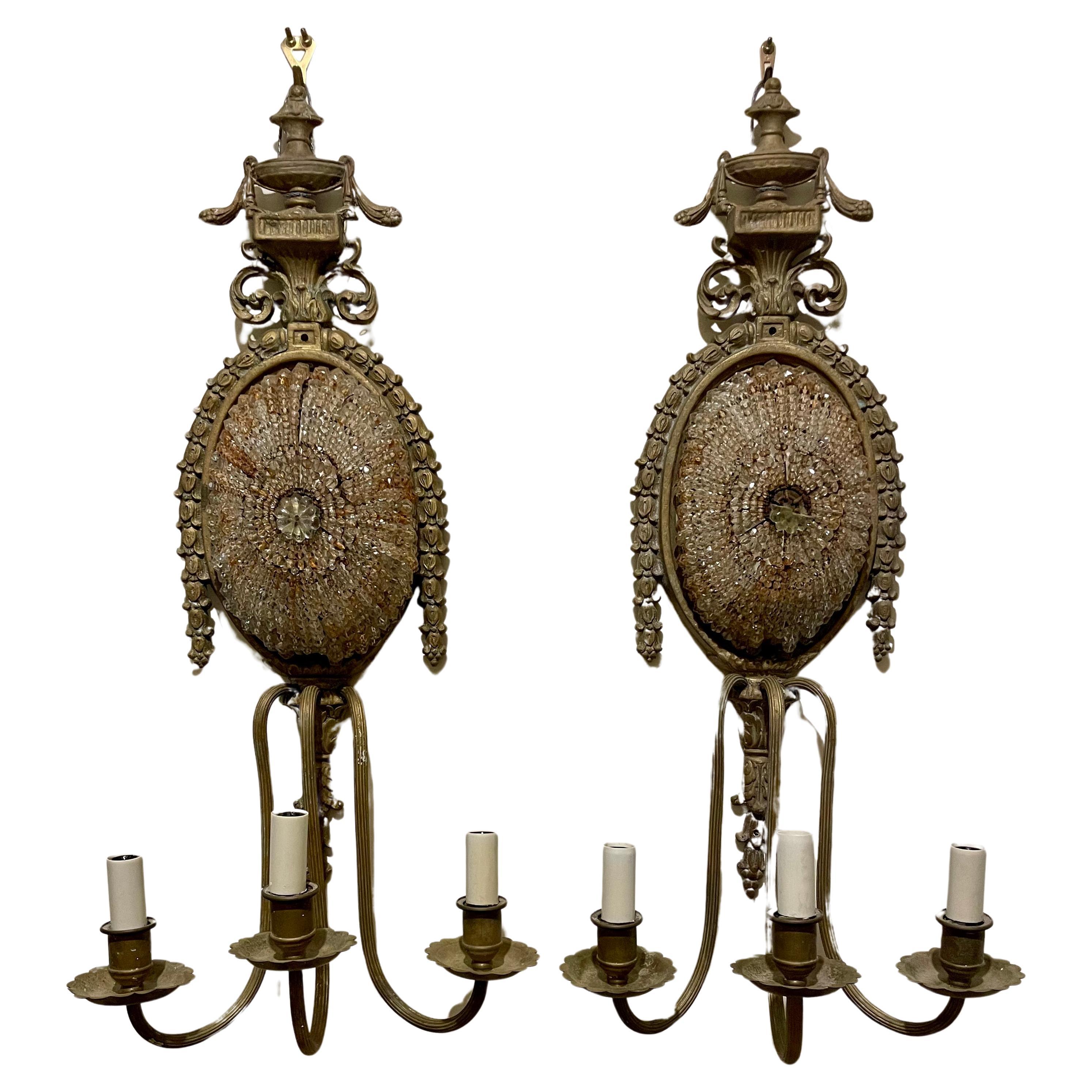 Coppia di lampade a tre bracci con cesto di perline in bronzo e cristallo