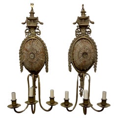Zwei dreiarmige Wandleuchter aus Bronze und Kristall mit Perlenkorb in Korbform