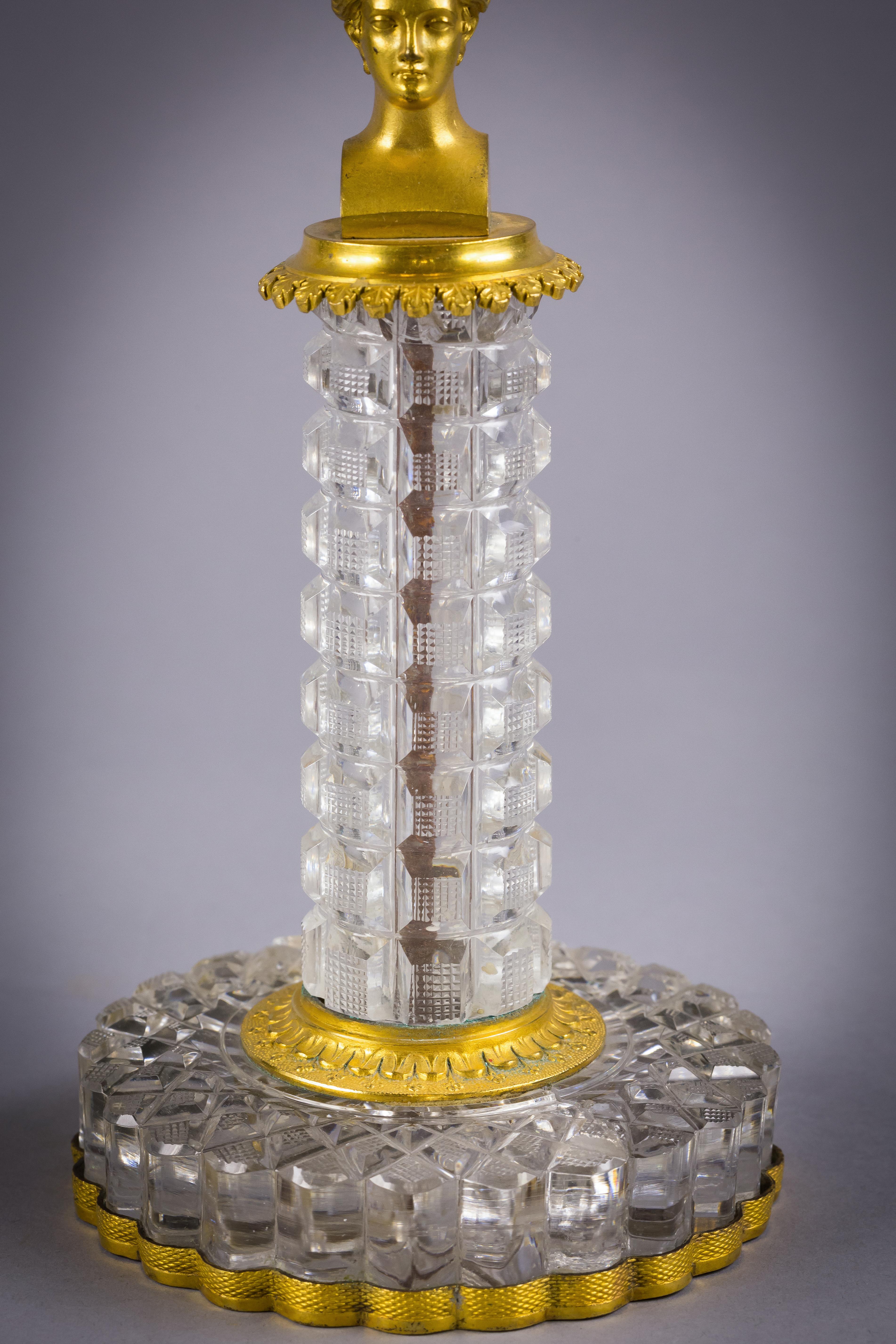 Coppia di candelabri a due luci in bronzo e cristallo, circa 1860 In condizioni buone in vendita a New York, NY