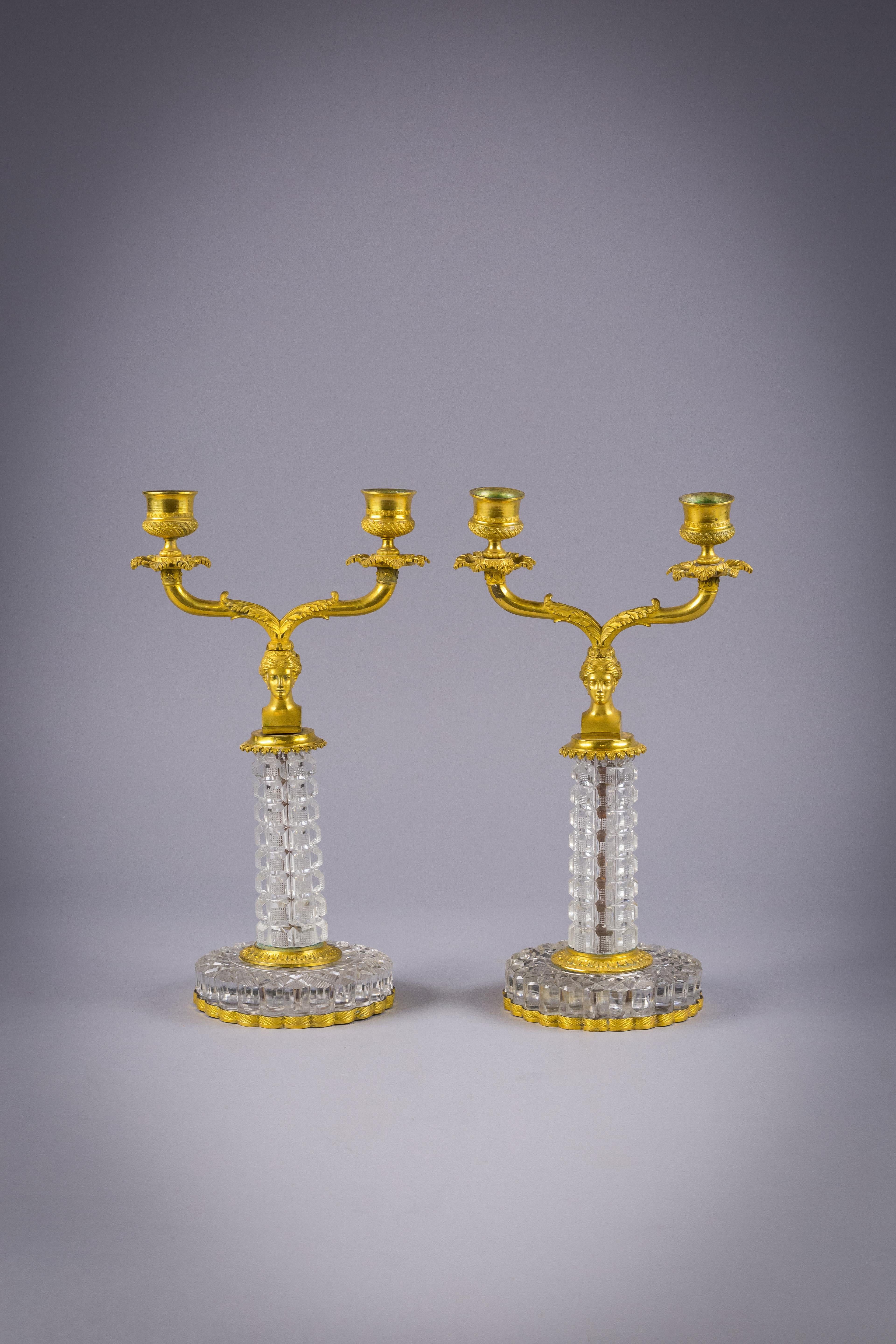 Metà XIX secolo Coppia di candelabri a due luci in bronzo e cristallo, circa 1860 in vendita