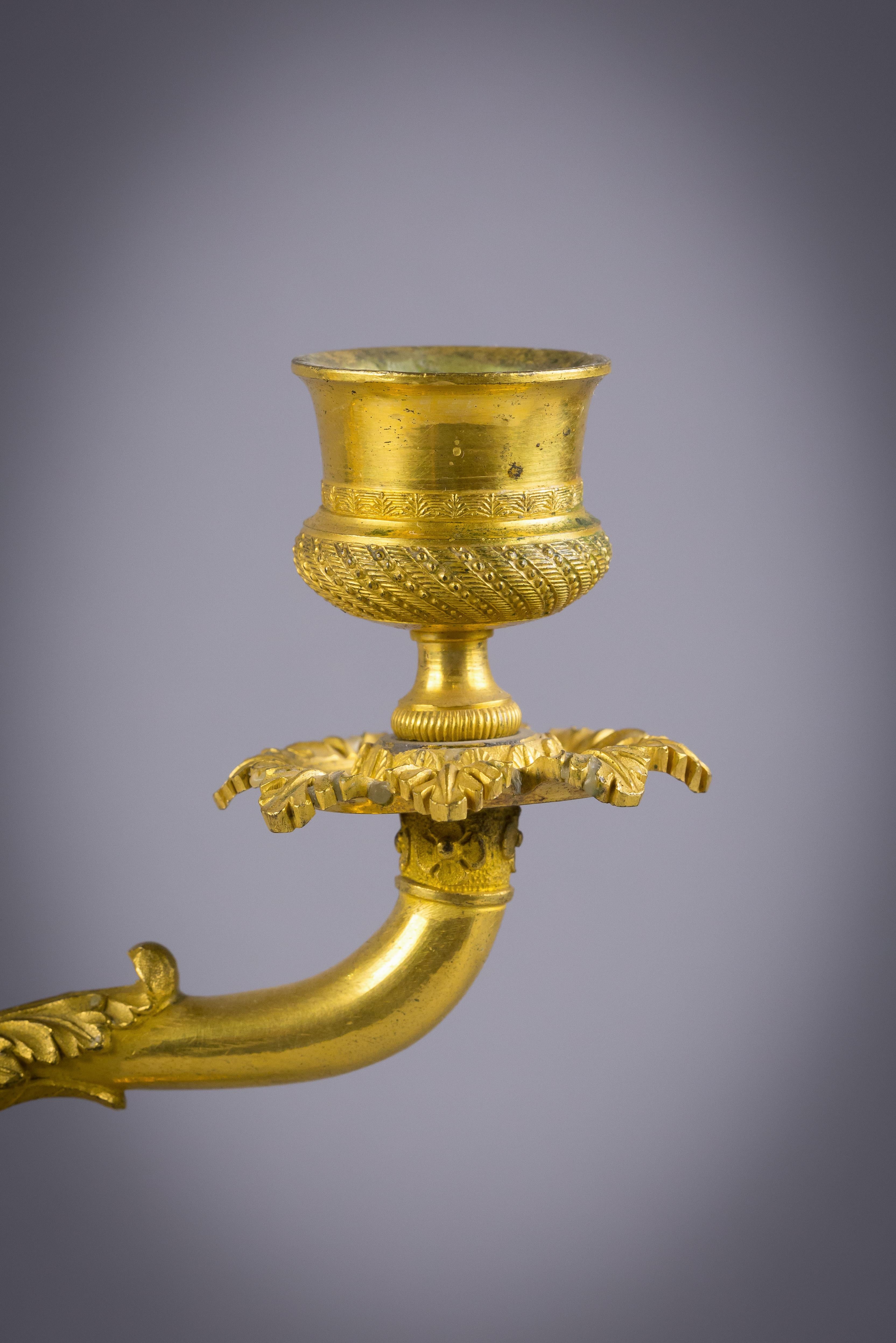 Bronzo Coppia di candelabri a due luci in bronzo e cristallo, circa 1860 in vendita
