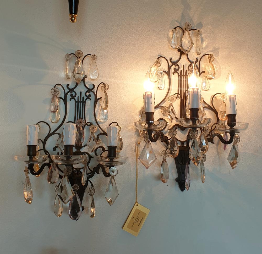 Coppia di appliques in cristallo, Francia, circa 1900.
Le applique francesi hanno una struttura in bronzo con una forma a lira.
Le antiche appliques sono completamente ornate di cristalli, alcuni dei quali in colori tenui e pastello.
Ogni applique