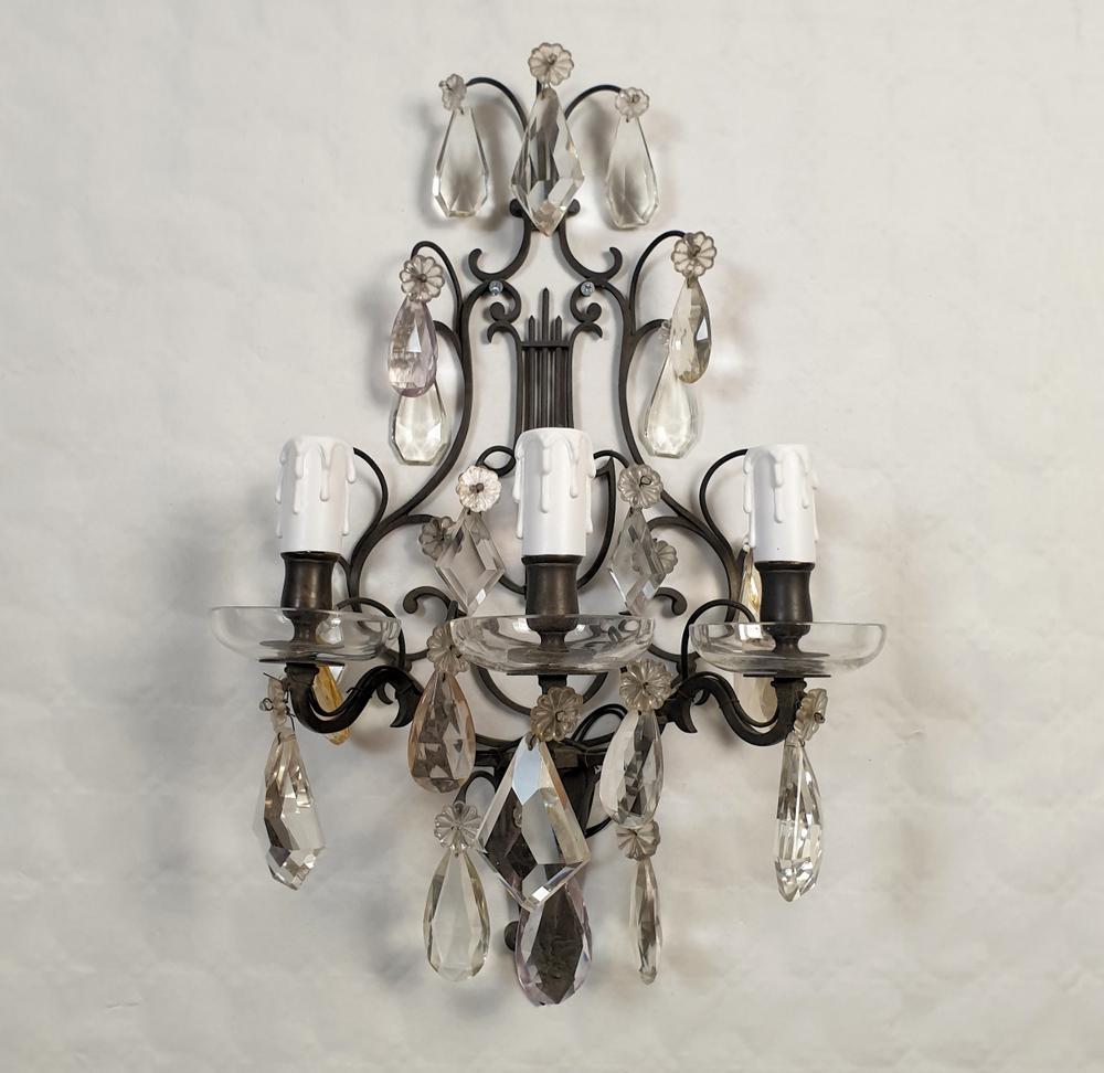 Neoclassico Coppia di appliques francesi in bronzo e cristalli in vendita