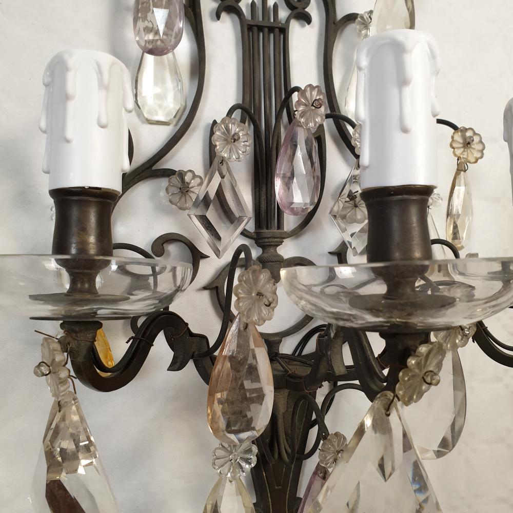 Inizio XX secolo Coppia di appliques francesi in bronzo e cristalli in vendita