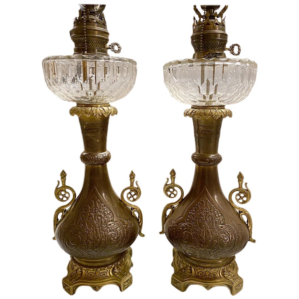 Paire de lampes de bureau en bronze et verre taillé en vente