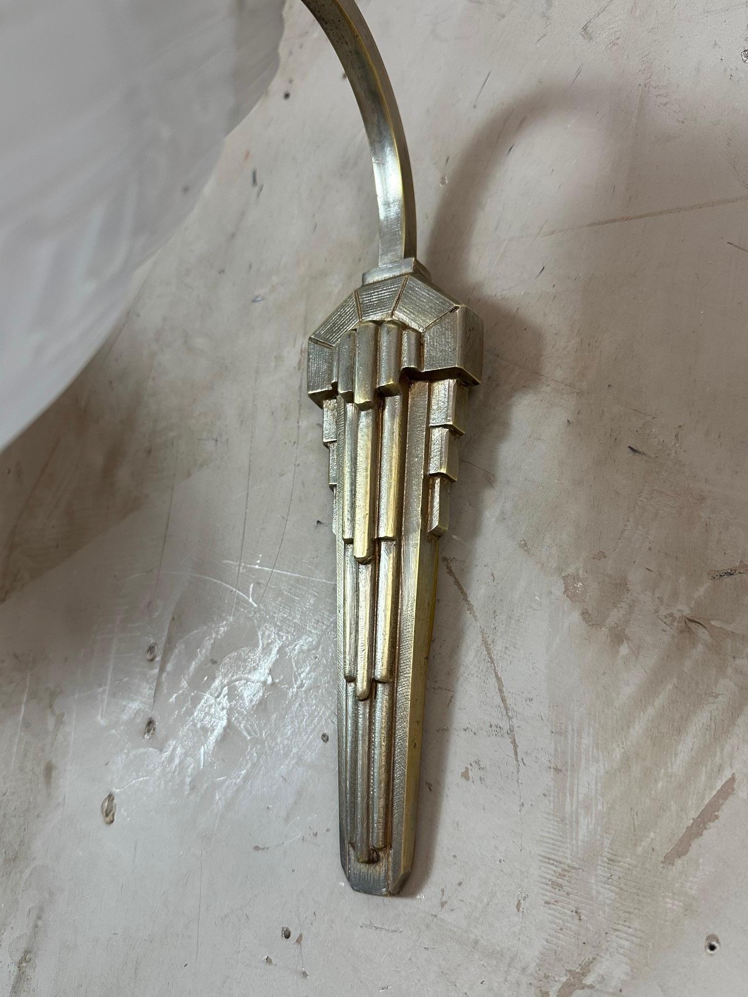 Paire d'appliques Art déco en bronze et verre, années 1930 en vente 4