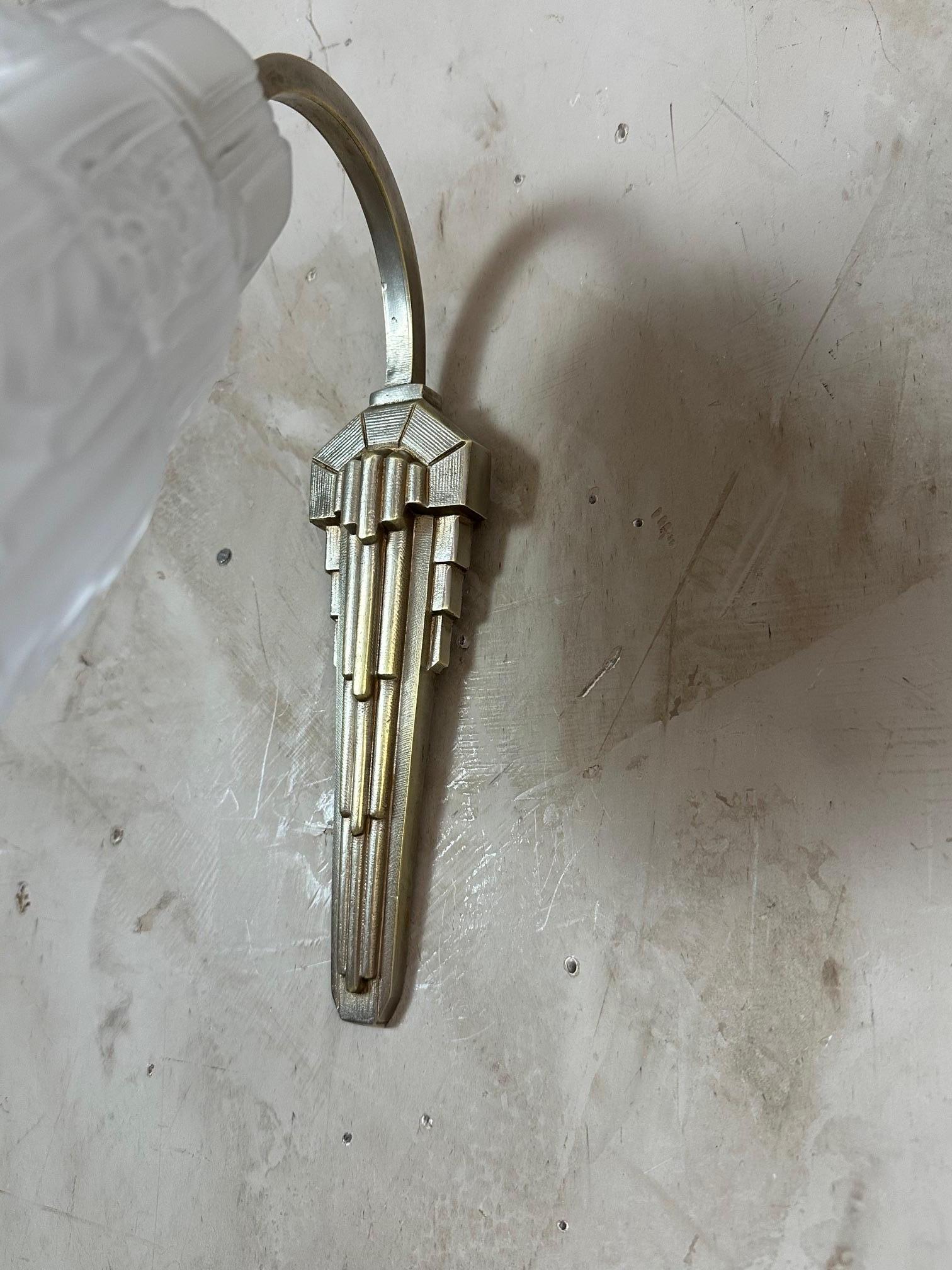 Paire d'appliques Art déco en bronze et verre, années 1930 en vente 5