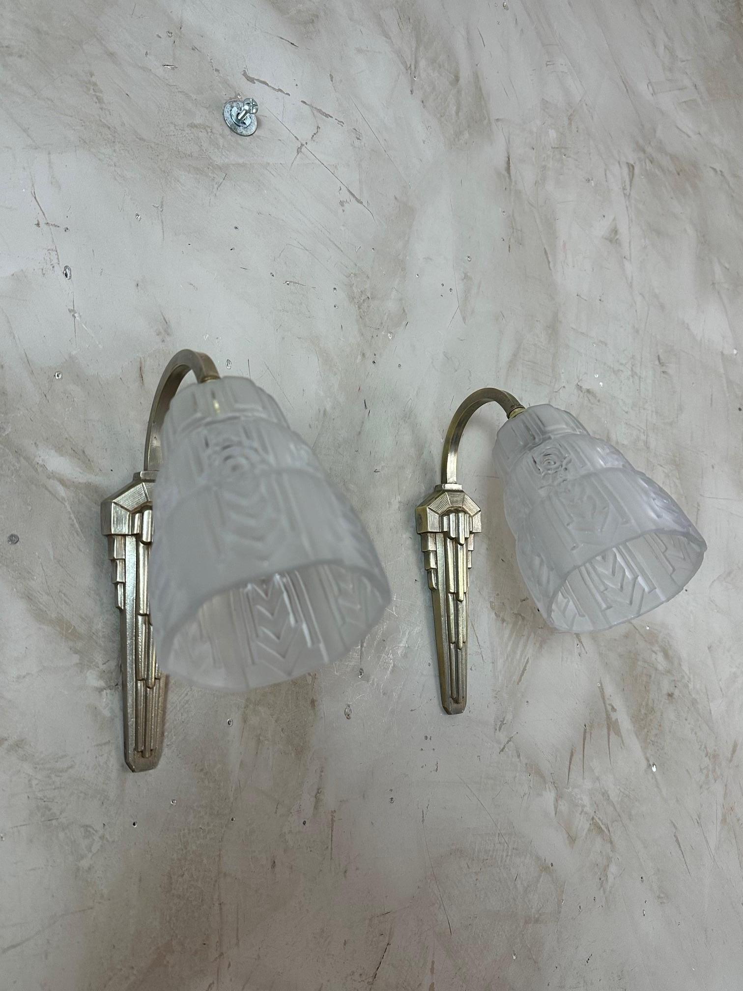 Paire d'appliques Art déco en bronze et verre, années 1930 en vente 8