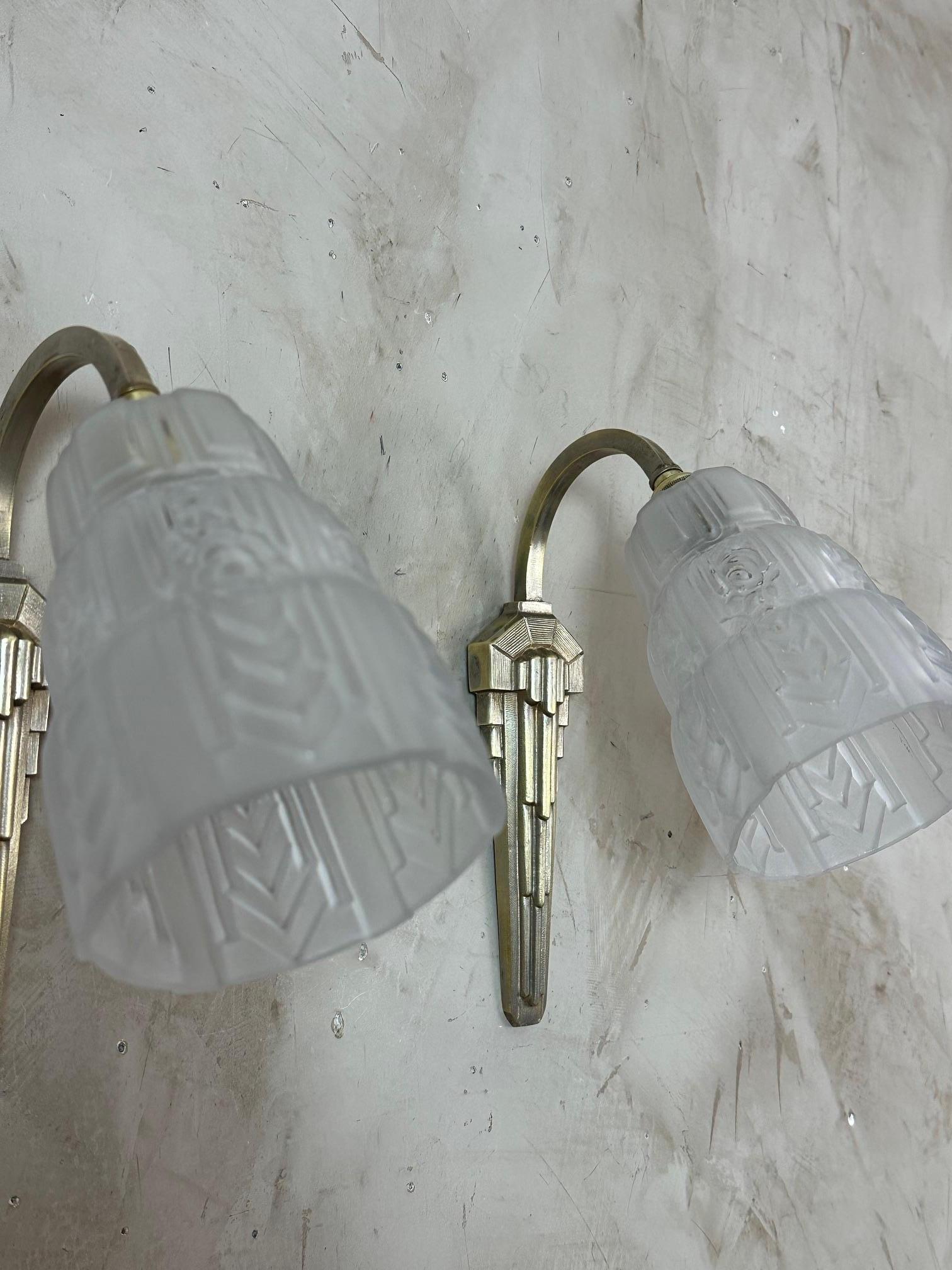 Paire d'appliques Art déco en bronze et verre, années 1930 en vente 9