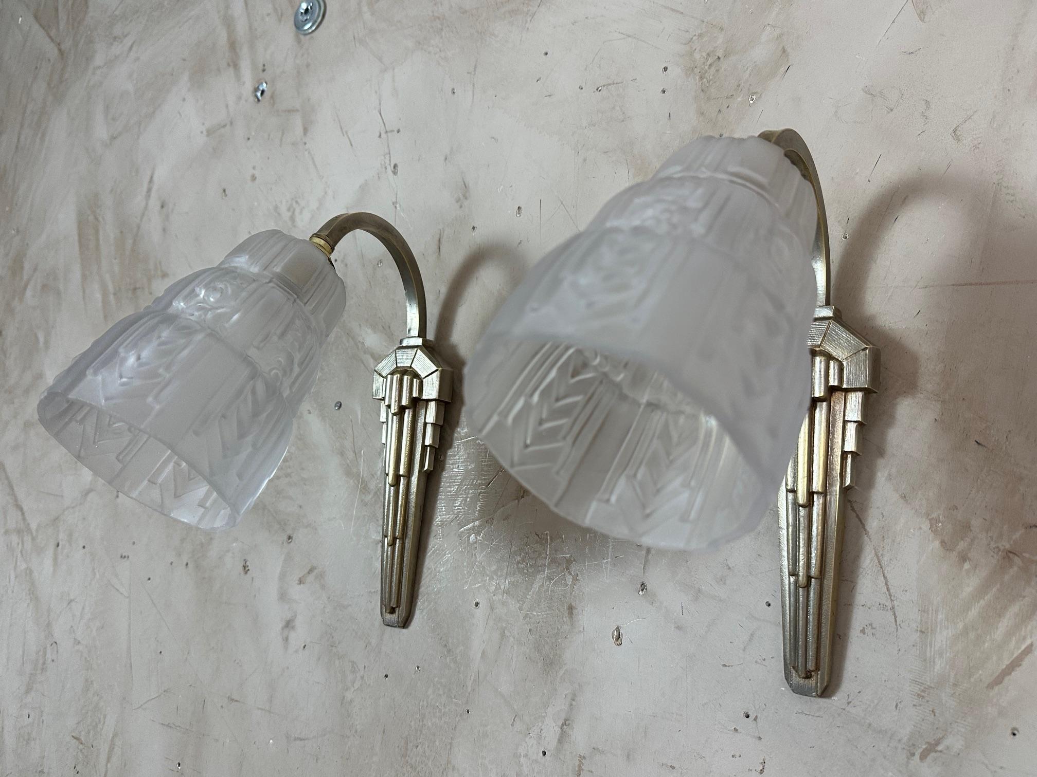 Paire d'appliques Art déco en bronze et verre, années 1930 en vente 2
