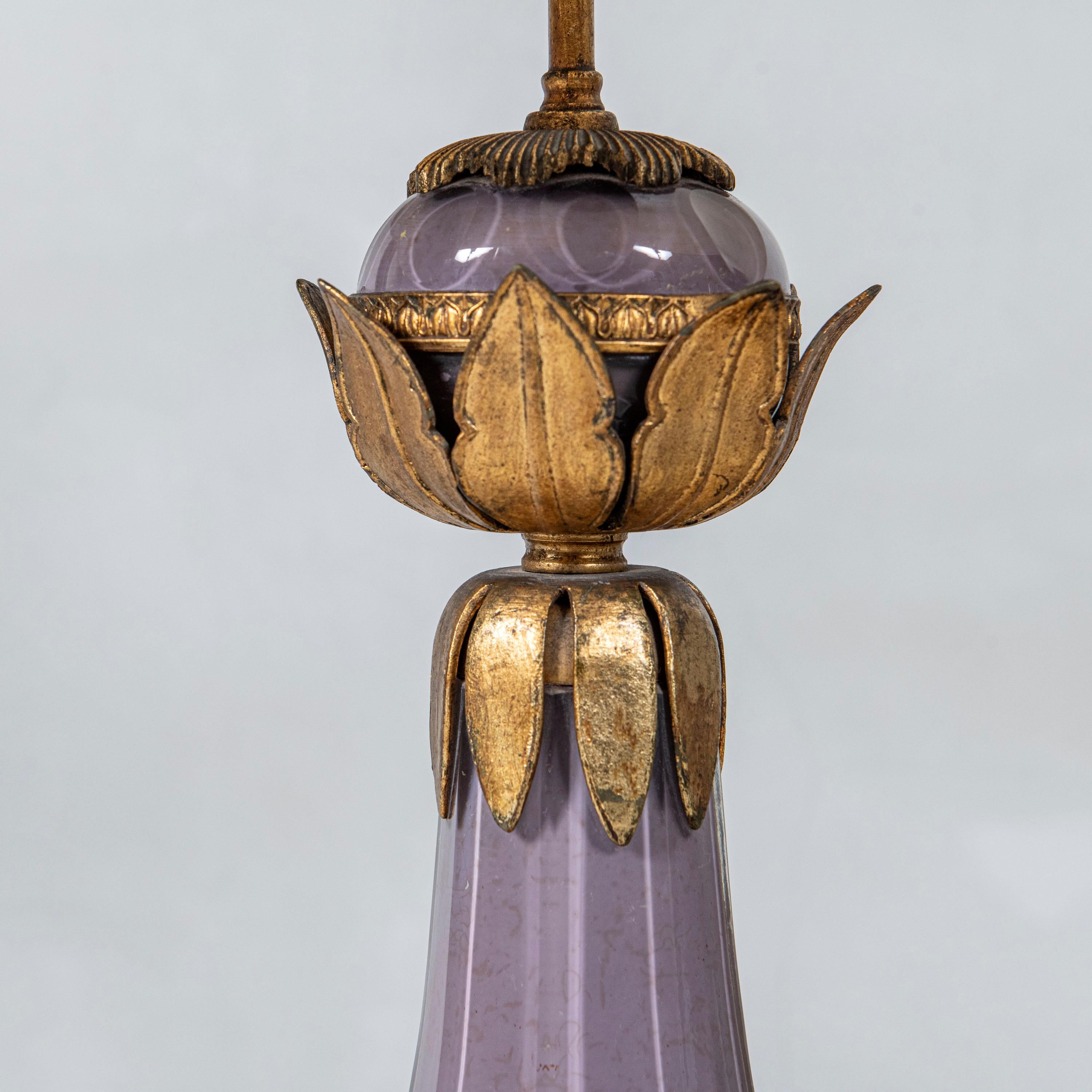 Pareja de lámparas de sobremesa de bronce y cristal de mediados de siglo en Bueno estado para la venta en Buenos Aires, Buenos Aires