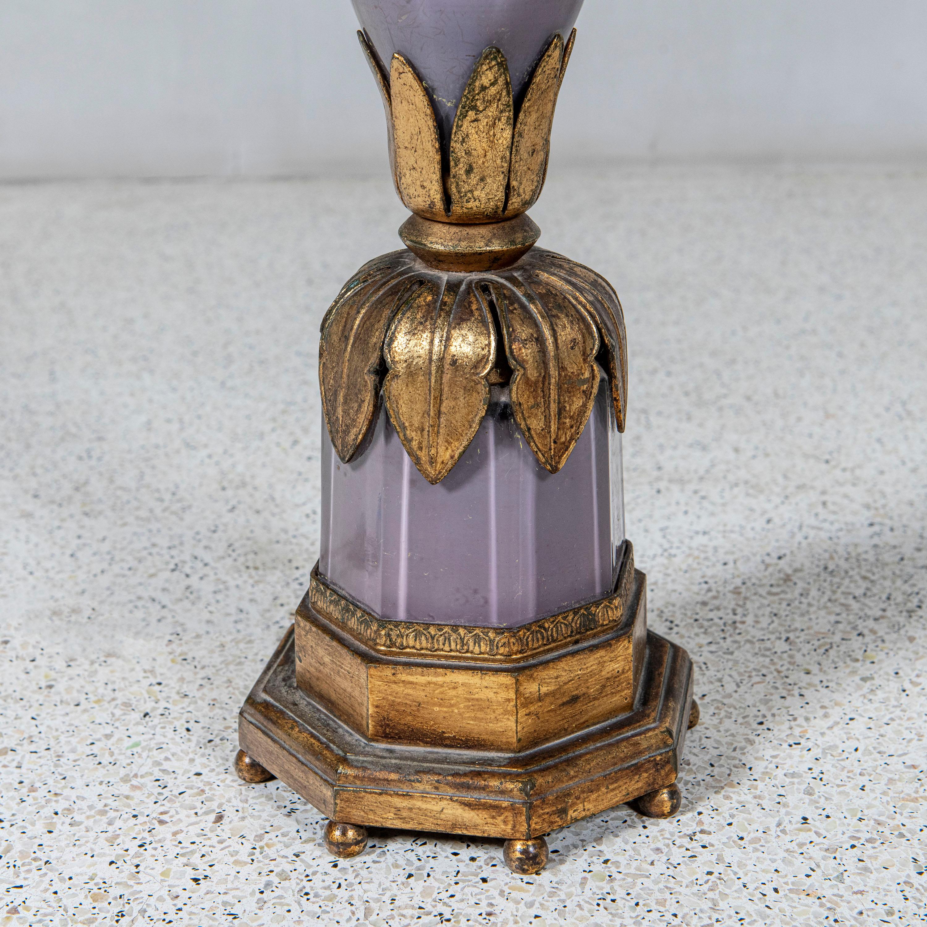 Pareja de lámparas de sobremesa de bronce y cristal de mediados de siglo mediados del siglo XX en venta