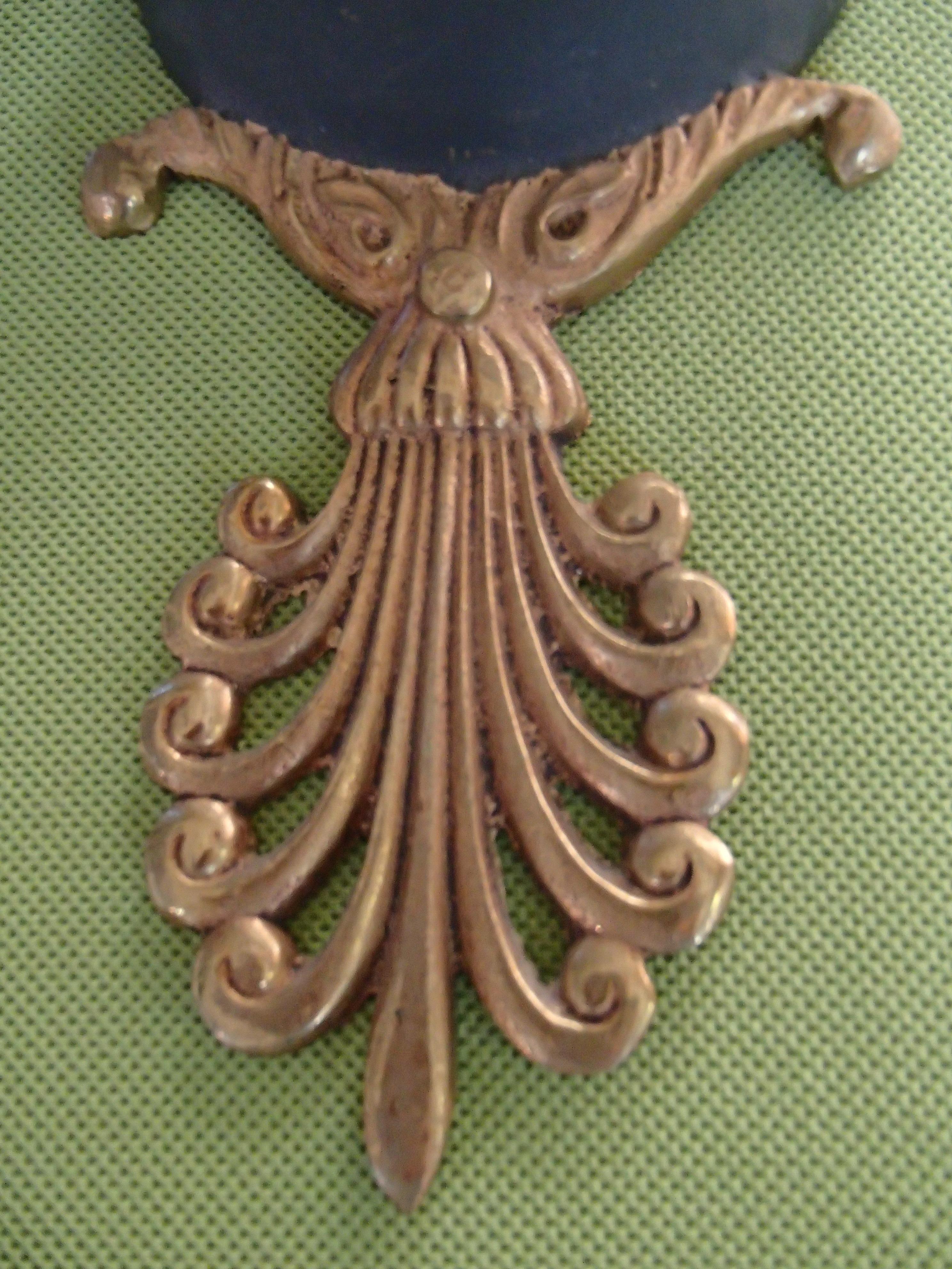 Francese Coppia di lampade da parete Empire in bronzo e verde con paralumi beige/verdi in vendita