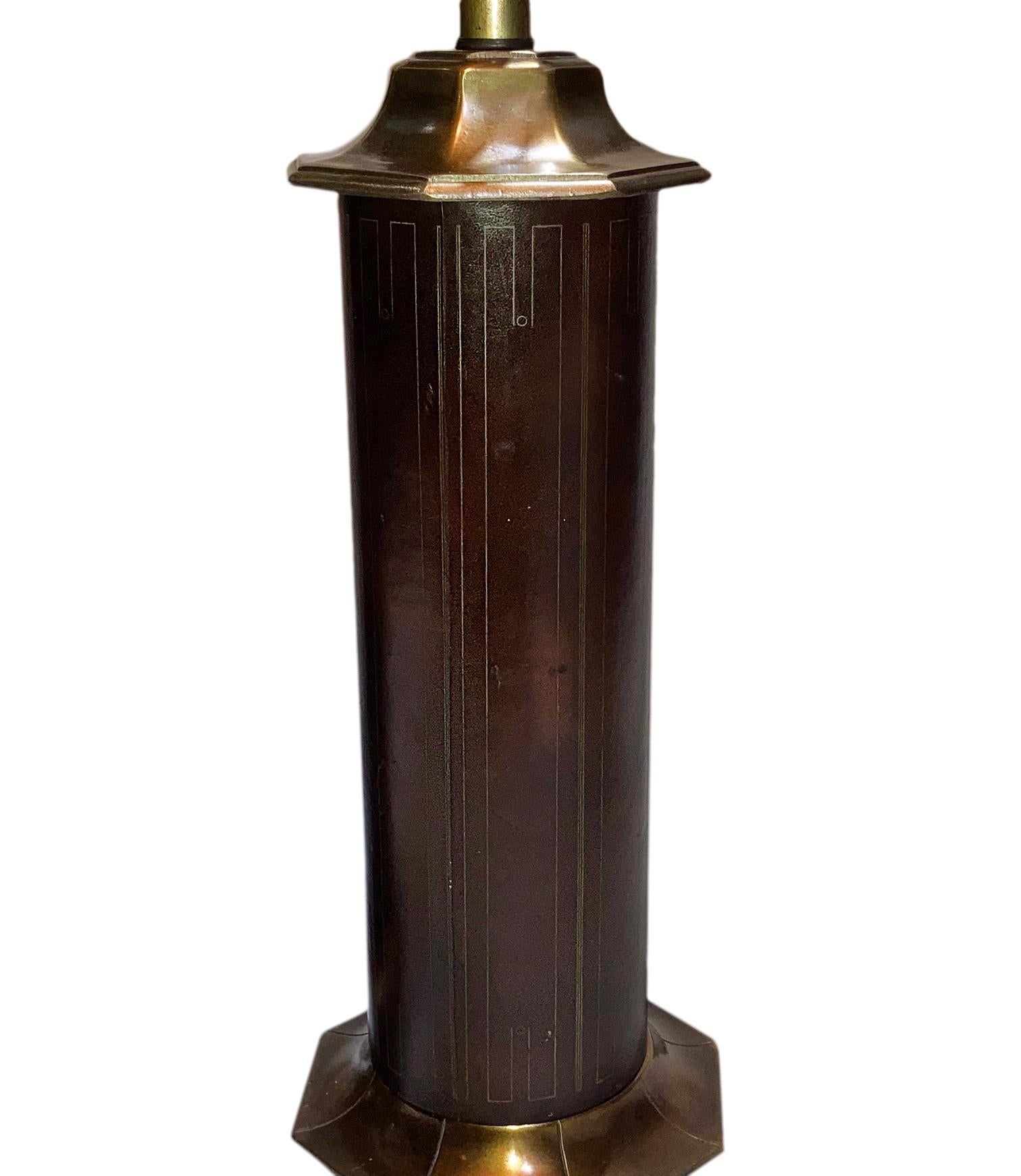 Paire de lampes de table en cuir gaufré avec base en bronze, datant des années 1960.

Mesures :
Hauteur de la carrosserie 19