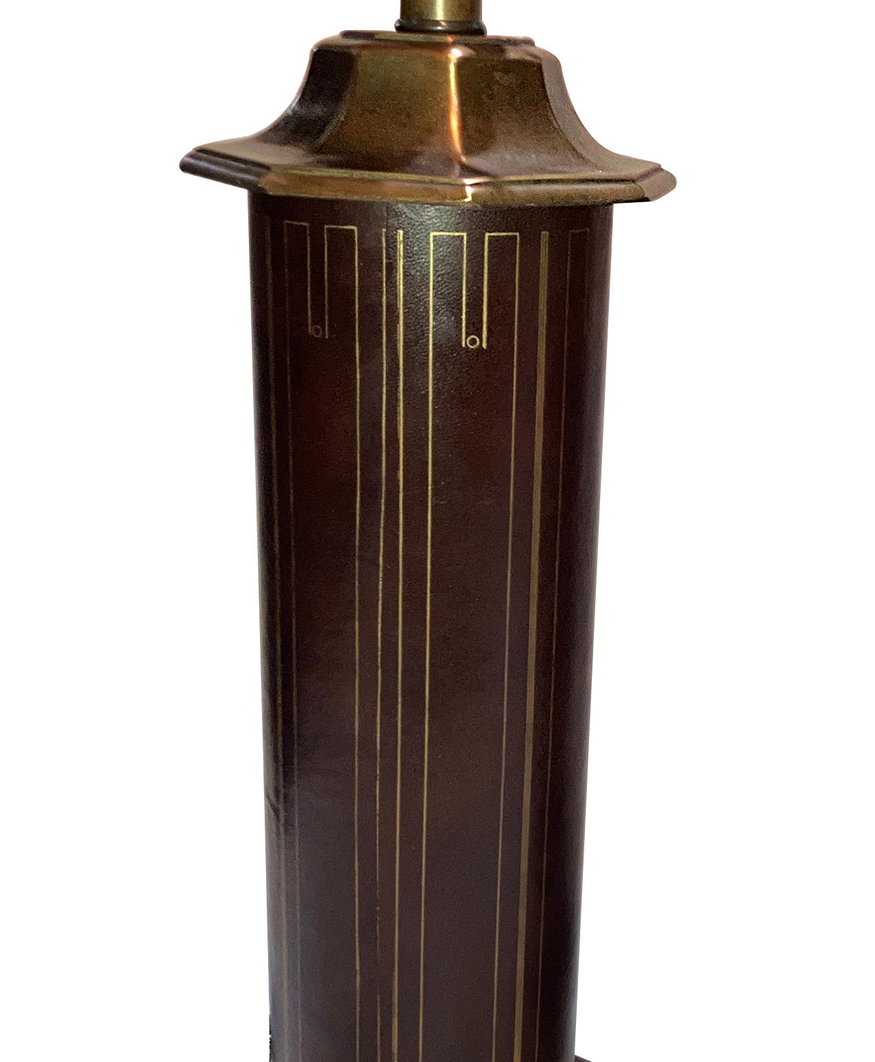 Français Paire de lampes de table en bronze et cuir en vente