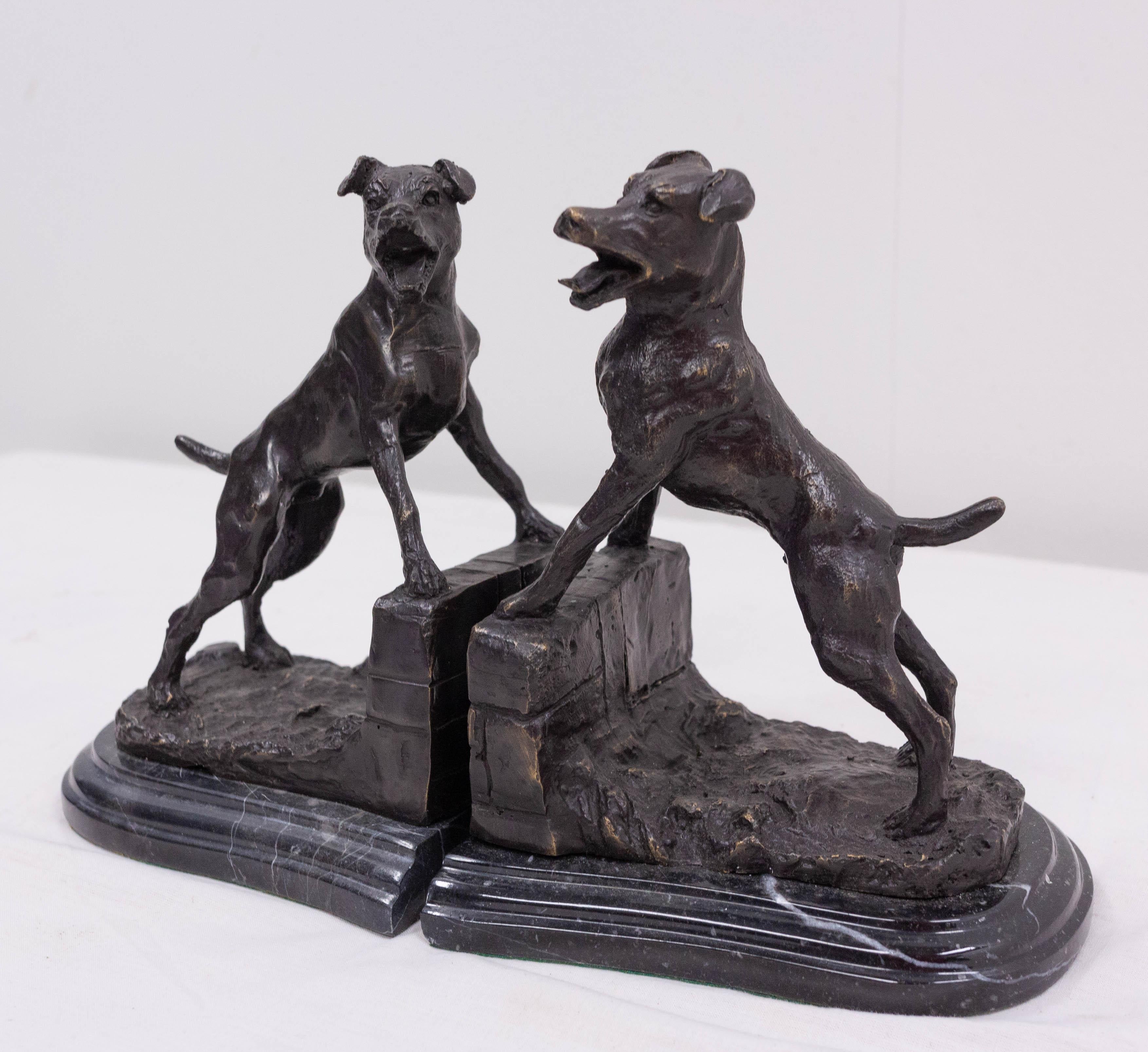 Pair of Edouard Drouot bookends representing barking dogs
Marble and Bronze, made in France
Dimensions of each piece W 5.71 in. (14.5 cm) D 5.12 in. (13 cm) H 7.49 in. (19 cm)
Very good condition

Shipping:
30/13/19 3.5 kg.