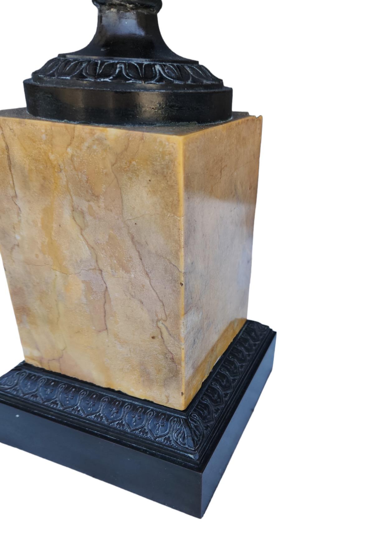 Guarnición de bronce y mármol de siena del Imperio francés de finales del siglo XIX.  Convertido en lámparas.  Pantalla de pergamino pintada a mano y dorada a medida.  El interruptor tiene un doble clic para los ajustes bajo y alto. 