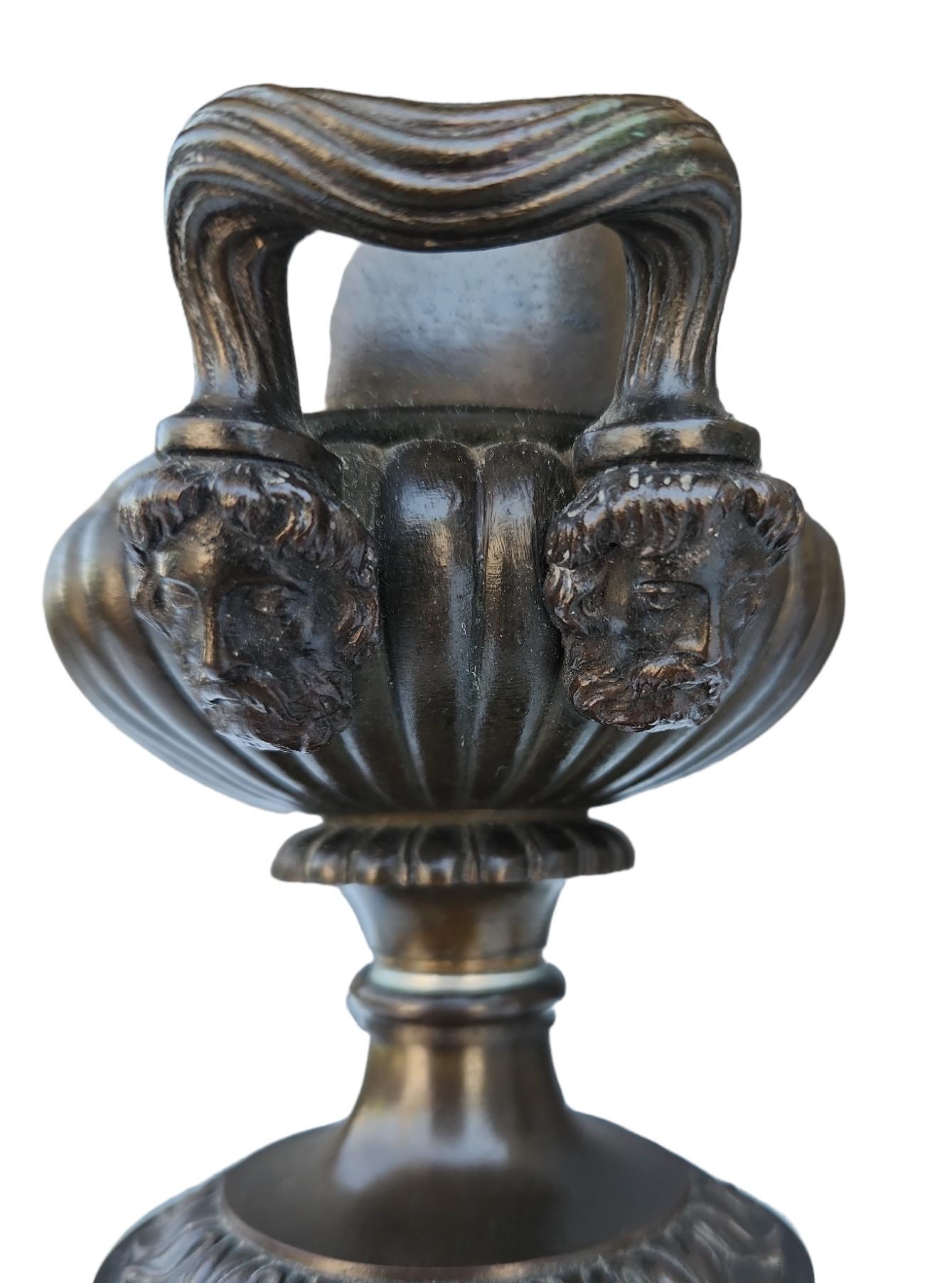 Pareja de lámparas imperiales de bronce y mármol Imperio en venta