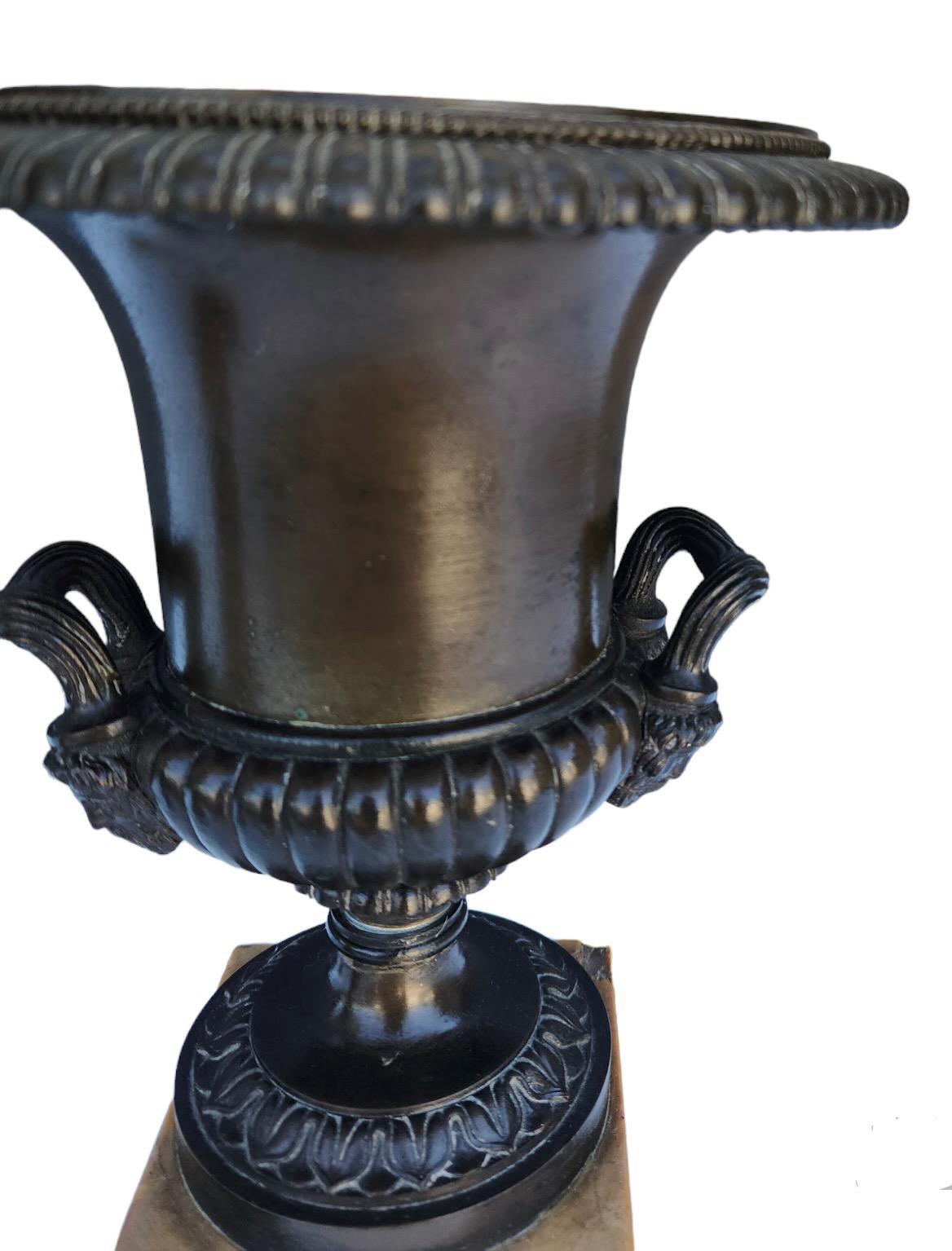 Pareja de lámparas imperiales de bronce y mármol Francés en venta