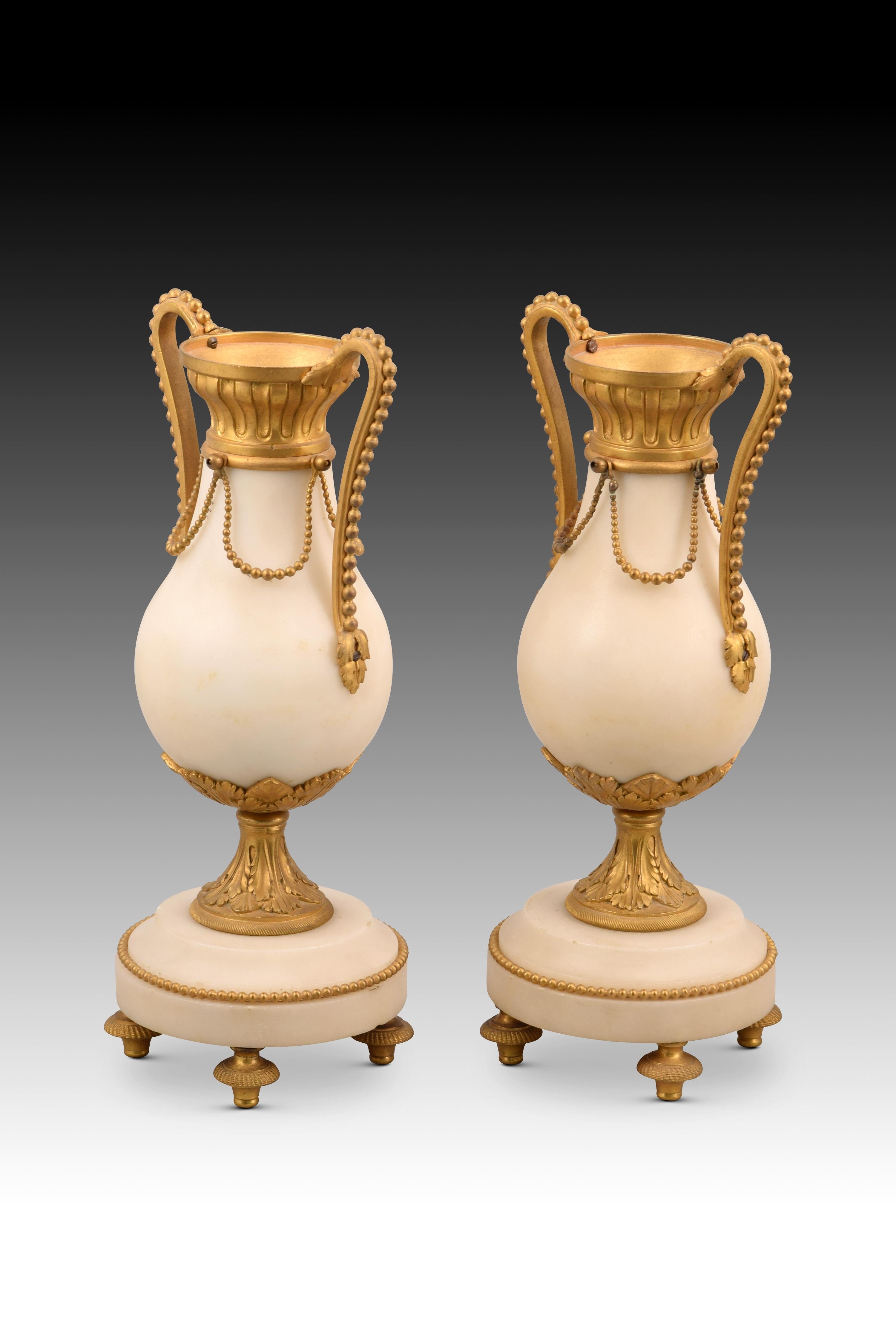 Neoclassical Revival Pair of bronze and marble vases. 19th century. For Sale