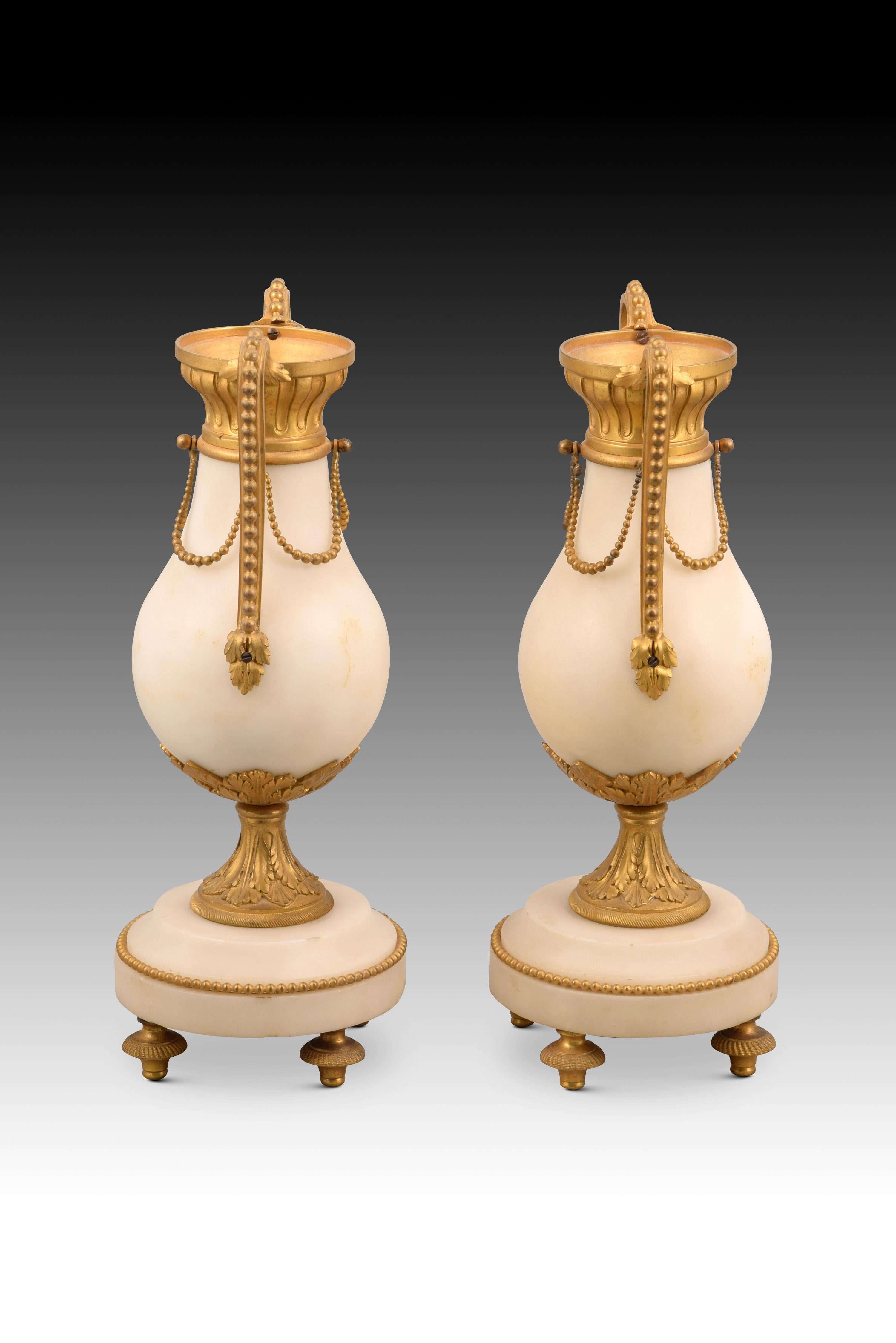 European Pair of bronze and marble vases. 19th century. For Sale