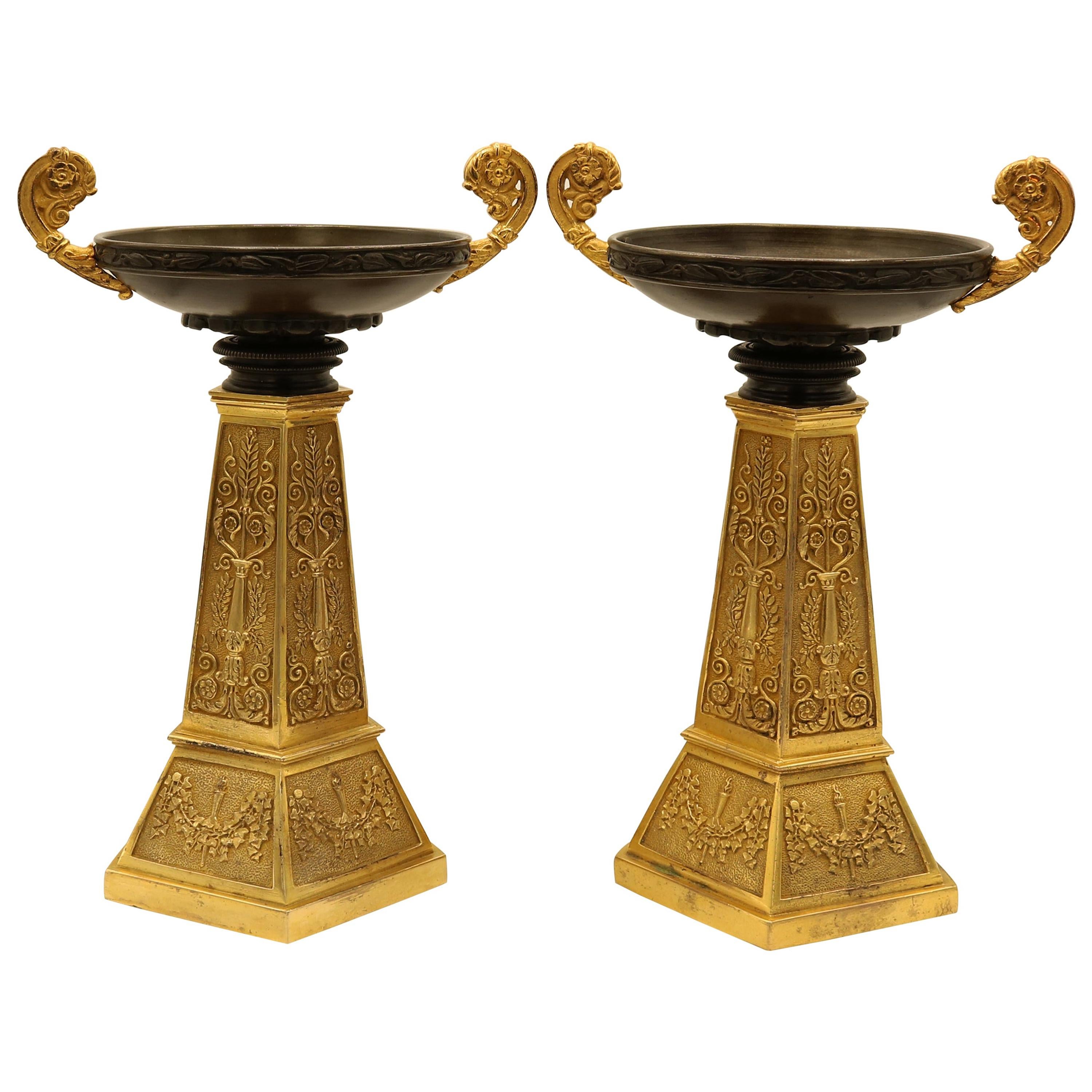 Paire de tazzas en bronze et bronze doré au design inhabituel