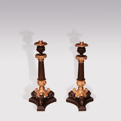 Paire de bougeoirs triformes en bronze et bronze doré