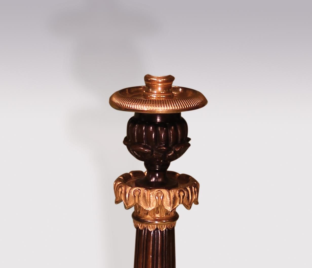 Inglese Coppia di lampade a candeliere triformi in bronzo e ormolu in vendita