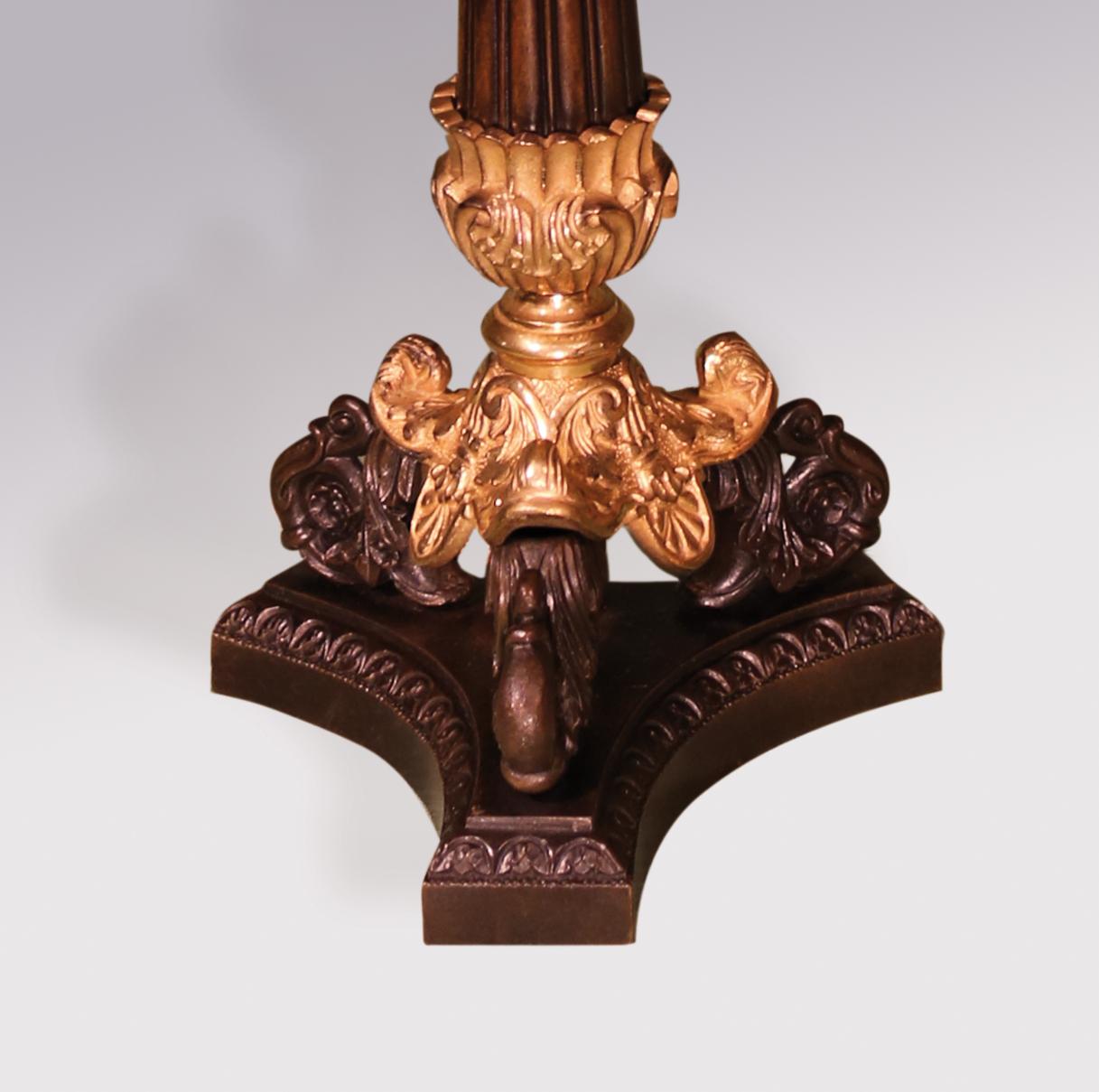 Dreiförmige Kerzenständer aus Bronze und Goldbronze, Paar im Zustand „Gut“ im Angebot in London, GB