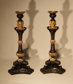 Coppia di candelieri triformi in bronzo e ormolu