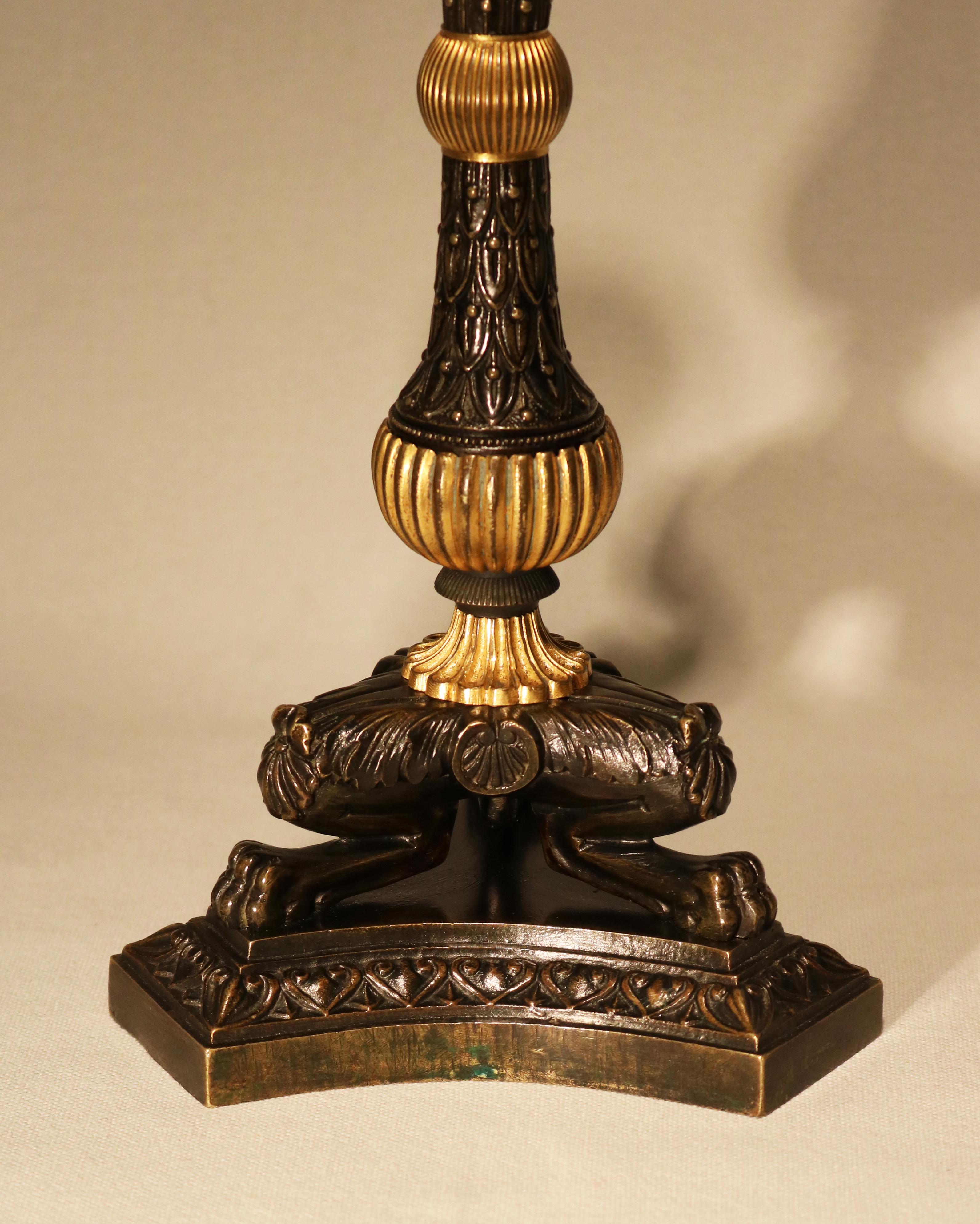 Paire de chandeliers triformes en bronze et bronze doré Bon état - En vente à London, GB
