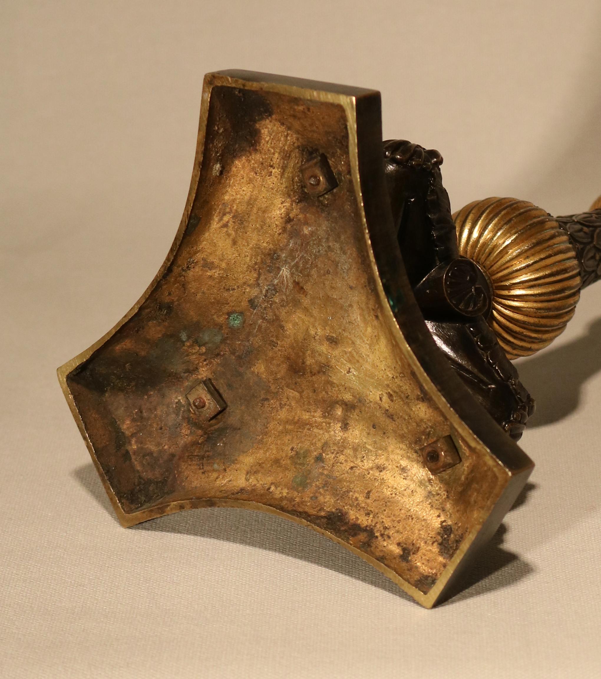 XIXe siècle Paire de chandeliers triformes en bronze et bronze doré en vente