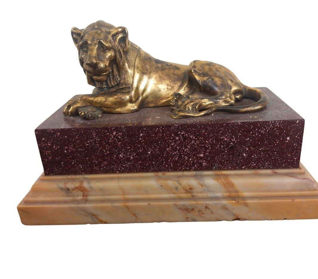 XX secolo Coppia di leoni in bronzo e porfido in vendita