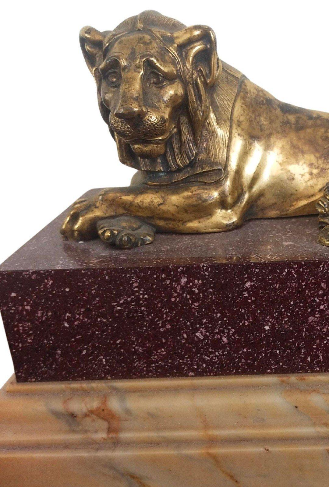 Bronzo Coppia di leoni in bronzo e porfido in vendita