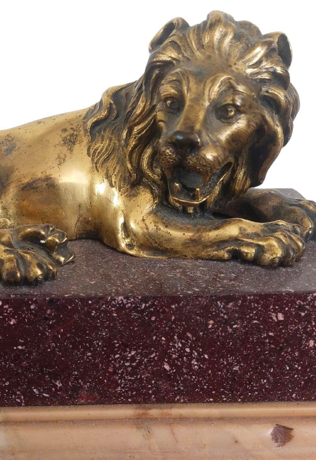 Coppia di leoni in bronzo e porfido in vendita 1