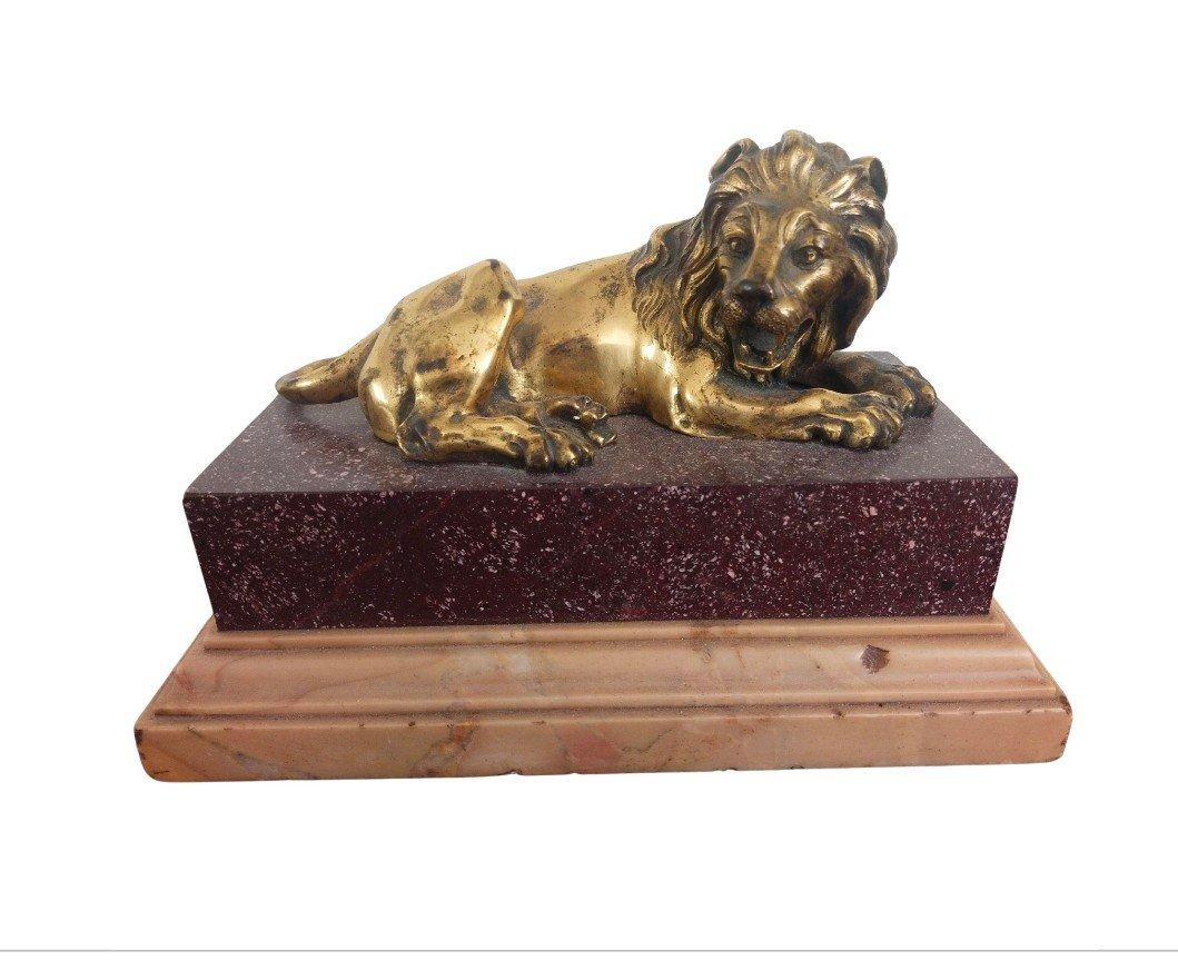 Coppia di leoni in bronzo e porfido in vendita 2