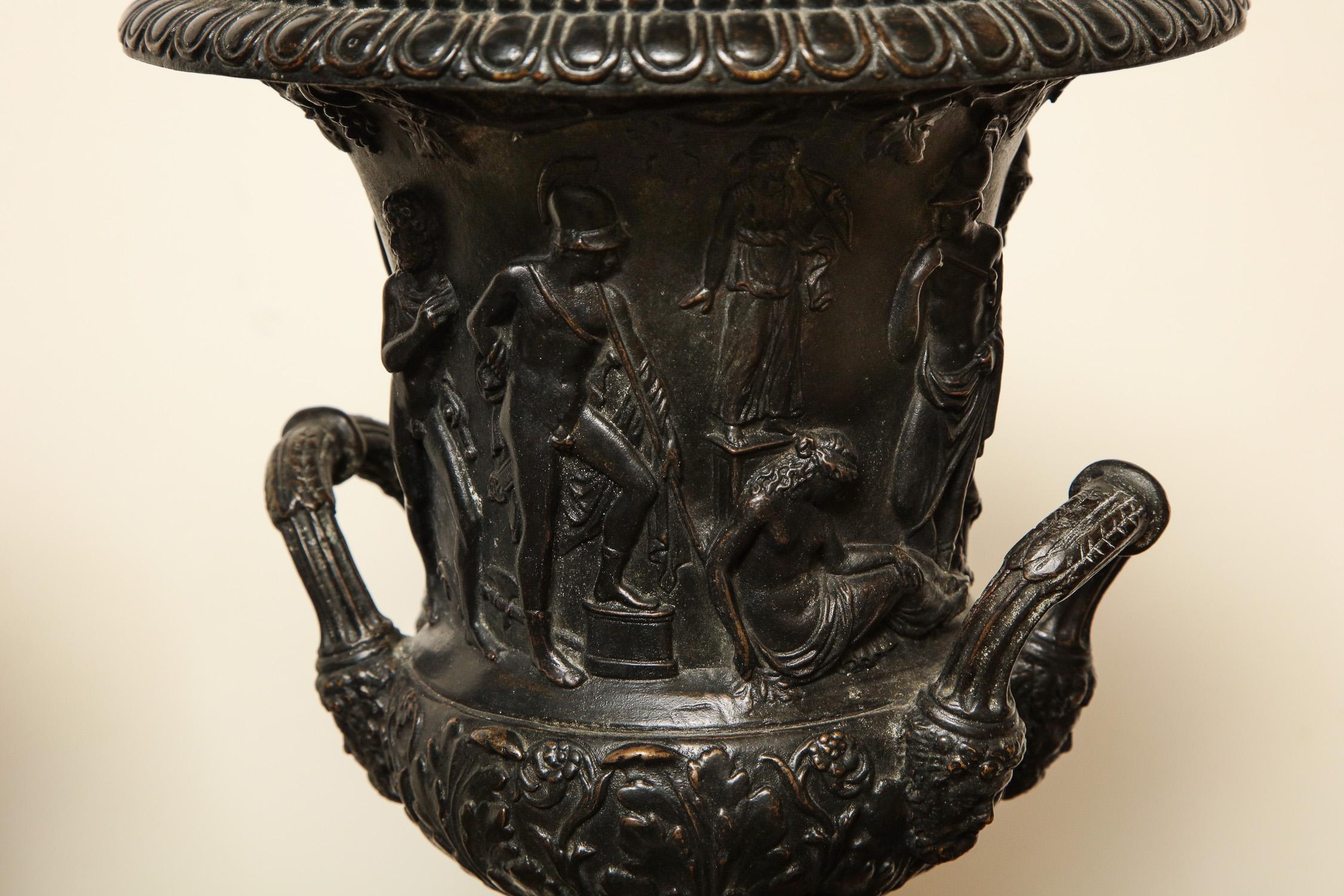 Paar Medici-Urnen aus Bronze und Siena-Marmor im Angebot 5