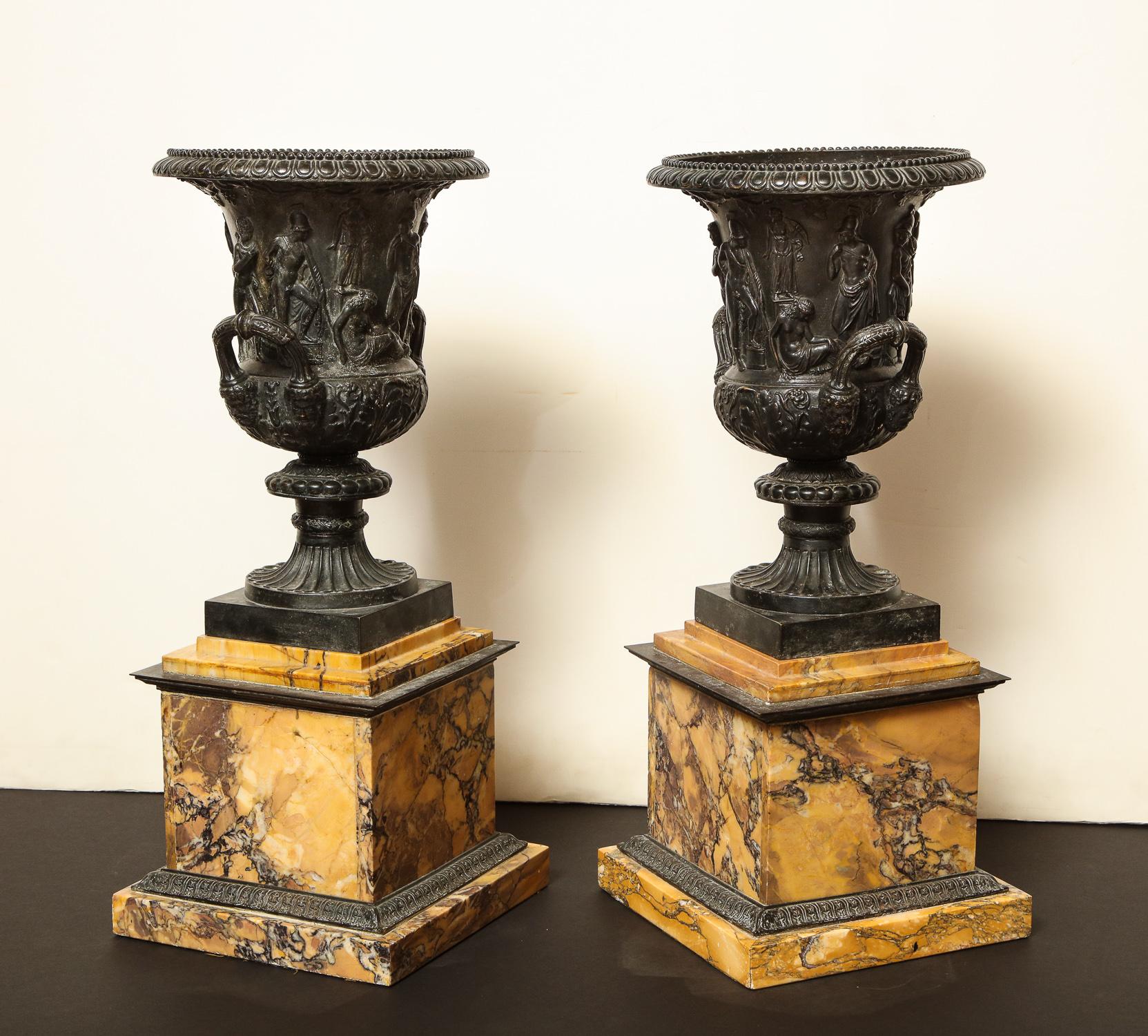 Paar Medici-Urnen aus Bronze und Siena-Marmor im Angebot 7