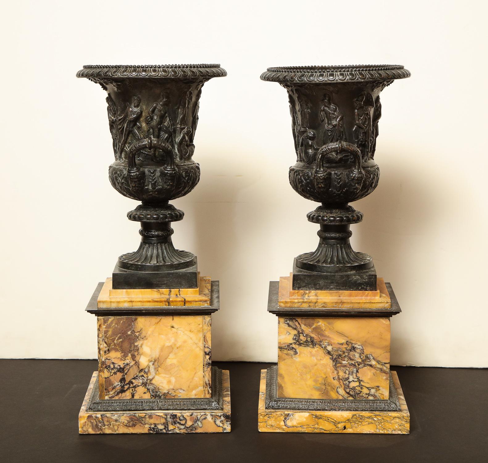 Paar Medici-Urnen aus Bronze und Siena-Marmor im Angebot 8