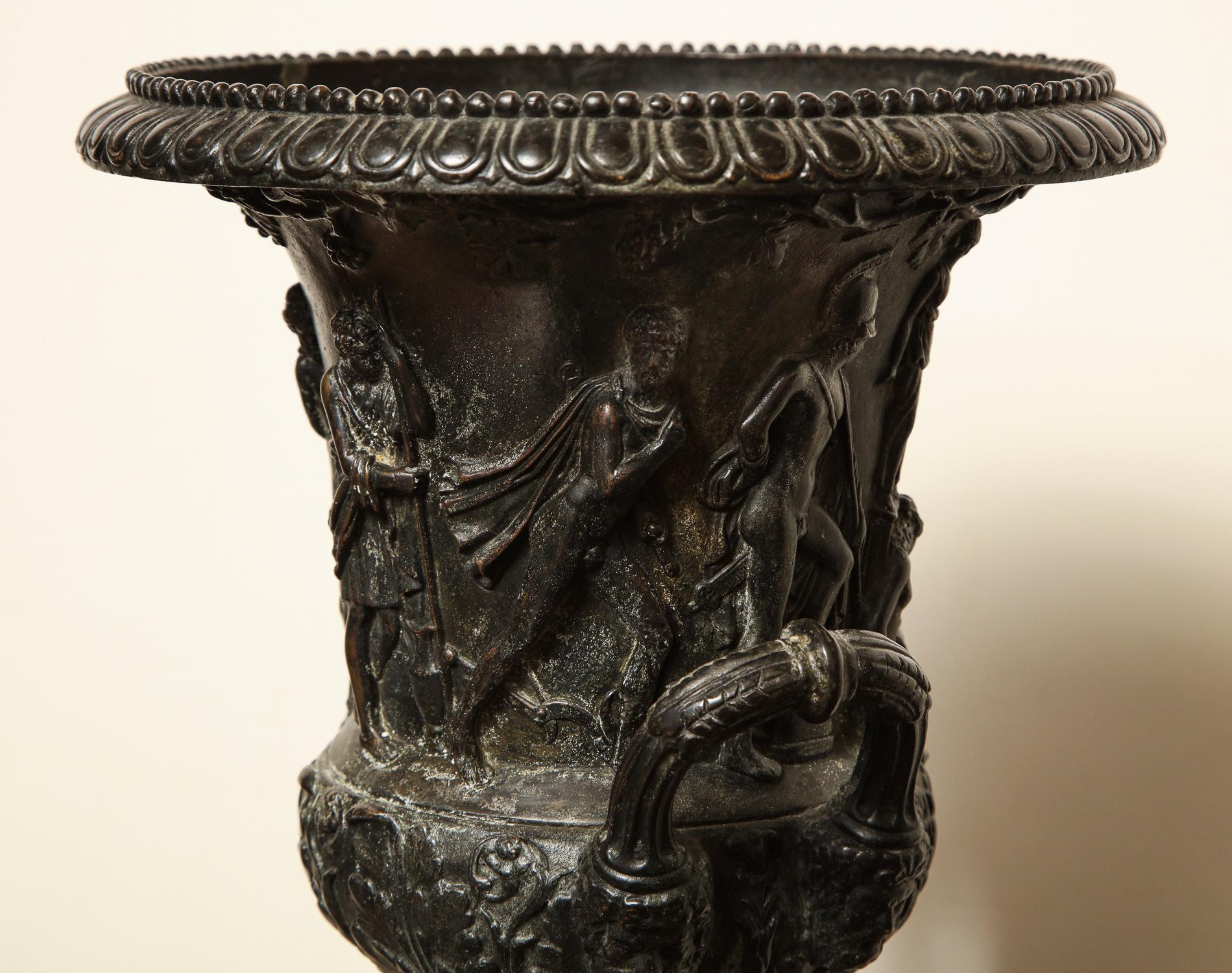 Paar Medici-Urnen aus Bronze und Siena-Marmor im Angebot 10