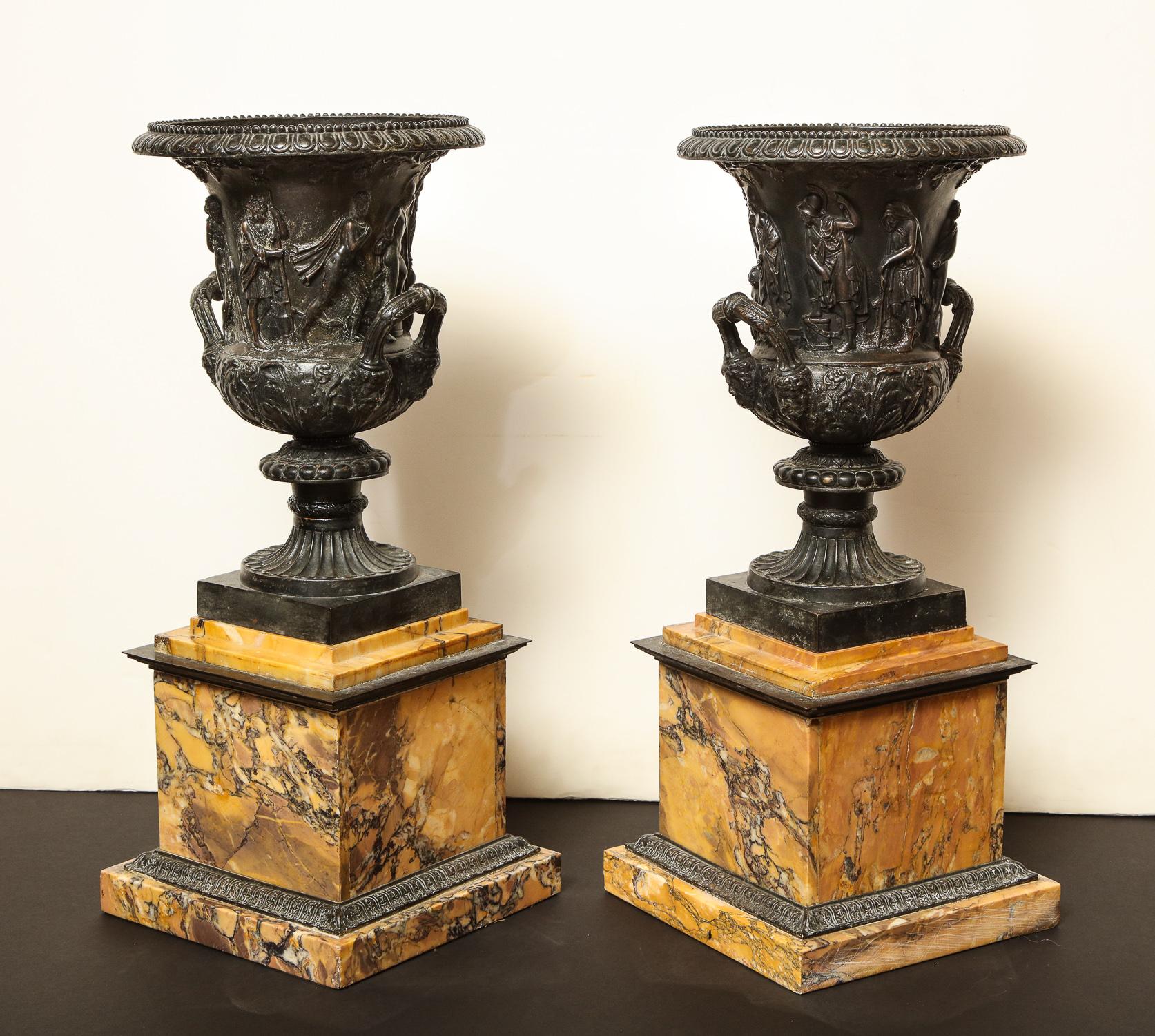 Paar Medici-Urnen aus Bronze und Siena-Marmor im Angebot 11