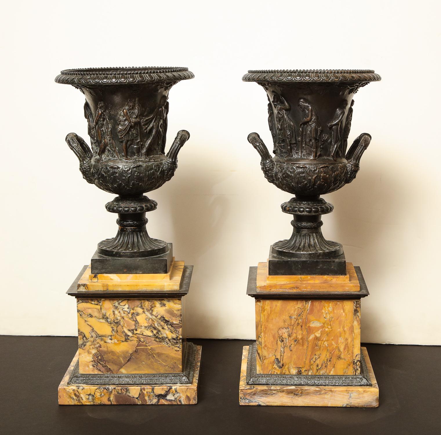 Paar Medici-Urnen aus Bronze und Siena-Marmor im Angebot 12