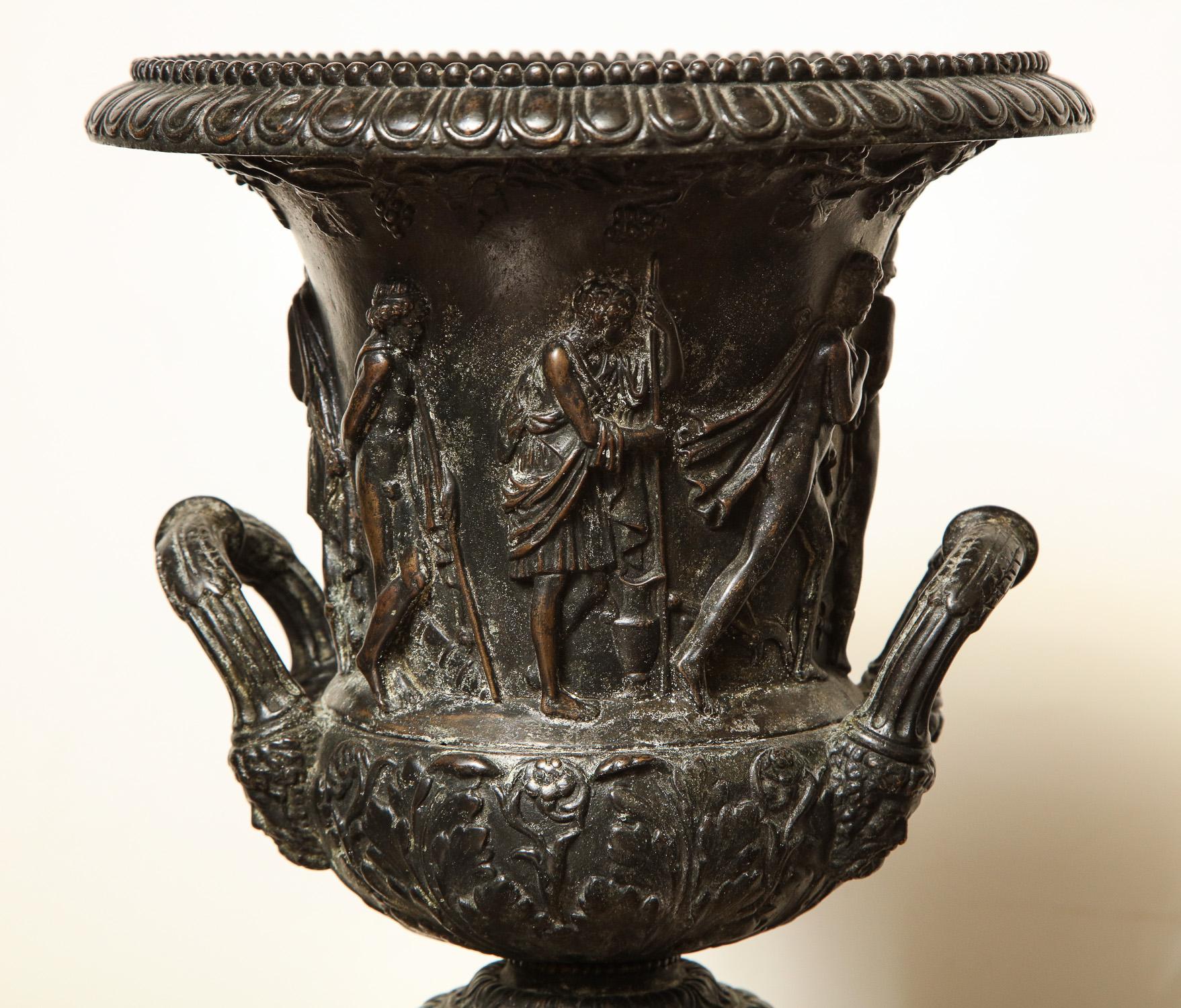 Paar Medici-Urnen aus Bronze und Siena-Marmor im Angebot 13