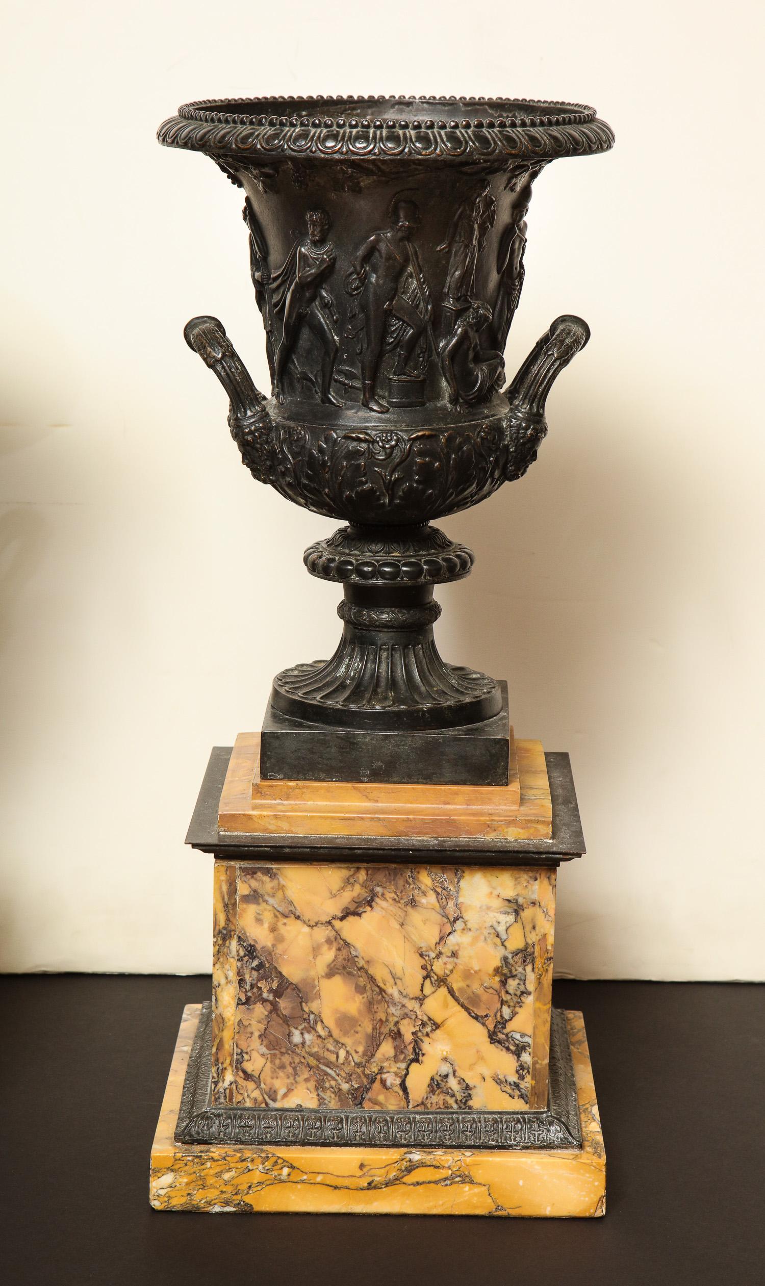Zwei große Medici-Urnen aus Bronze und Siena-Marmor.